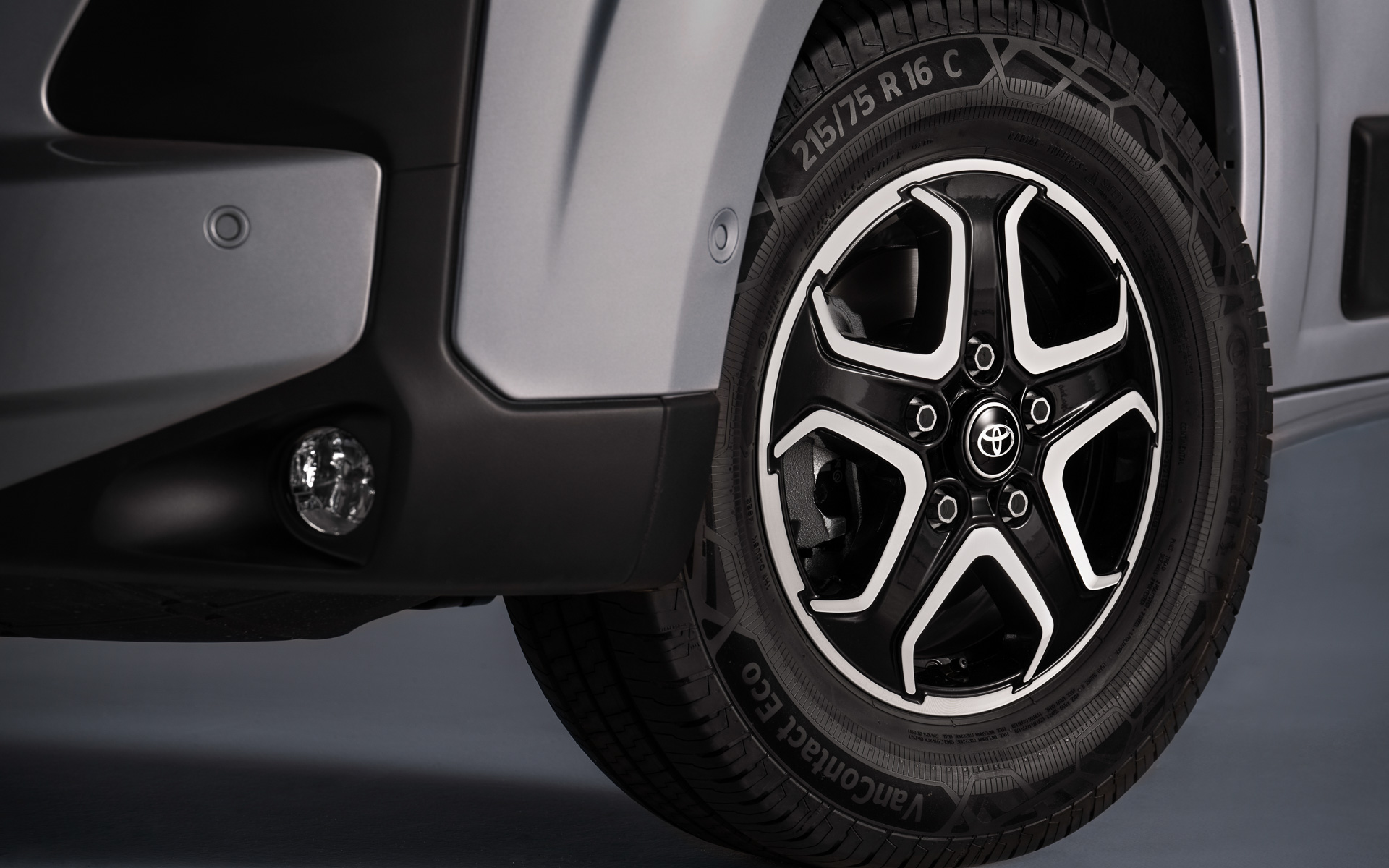 16インチアルミホイールを採用