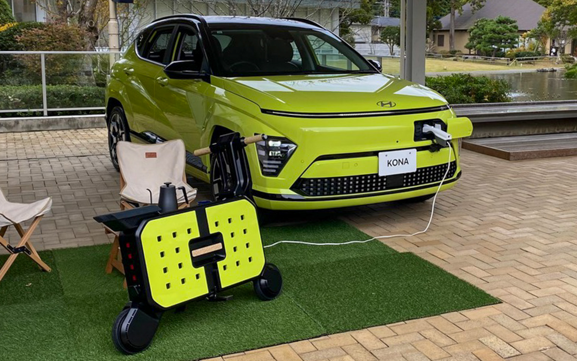 ヒョンデ・KONAの試乗会では、自然の中でのんびりする休日のようなディスプレイが目を惹きましたが、KONAそのものよりも、手前の小さなモビリティに注目する人多数。これだけ欲しい、という声もあったそうで、そのうち市販化されるのかどうか、期待しちゃいますね