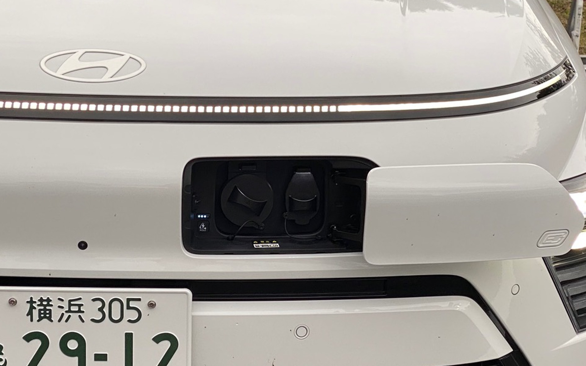 日本仕様のためにスライドするプッシュオープン式に変更したという、充電口のリッド。ヒョンデはこのほかにも、右ウインカー対応や日本語対応など、きめ細やかに日本人ユーザーの要望に応えてくれているところがすごいですね