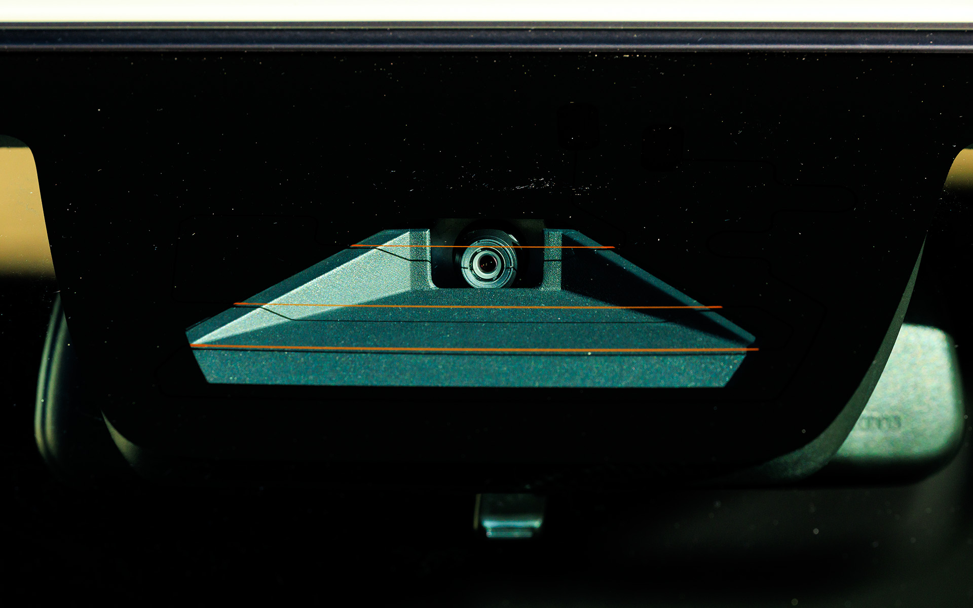 ADASは単眼カメラとミリ波レーダーの組み合わせ。先代モデルより画角および、検知エリアを拡大し性能アップが図られている