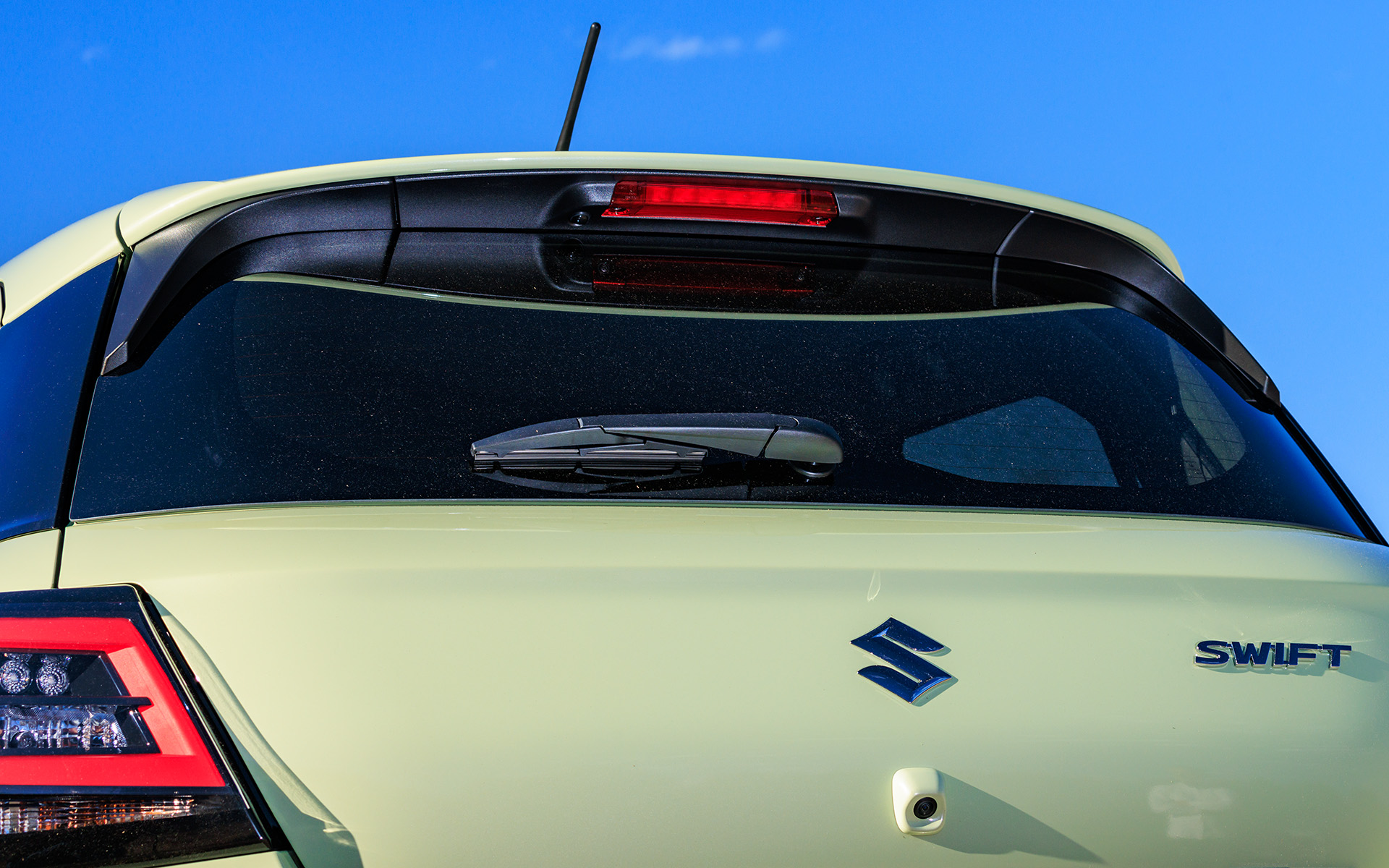 HYBRID系グレードにはルーフエンドスポイラーが標準