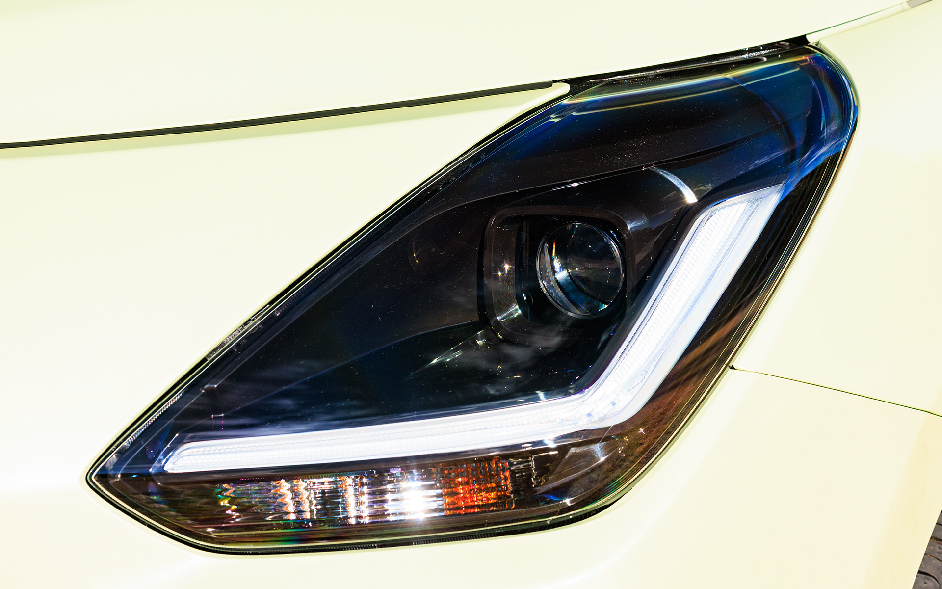 内側をブラックアウトしたLEDヘッドライトは全車に標準装備される