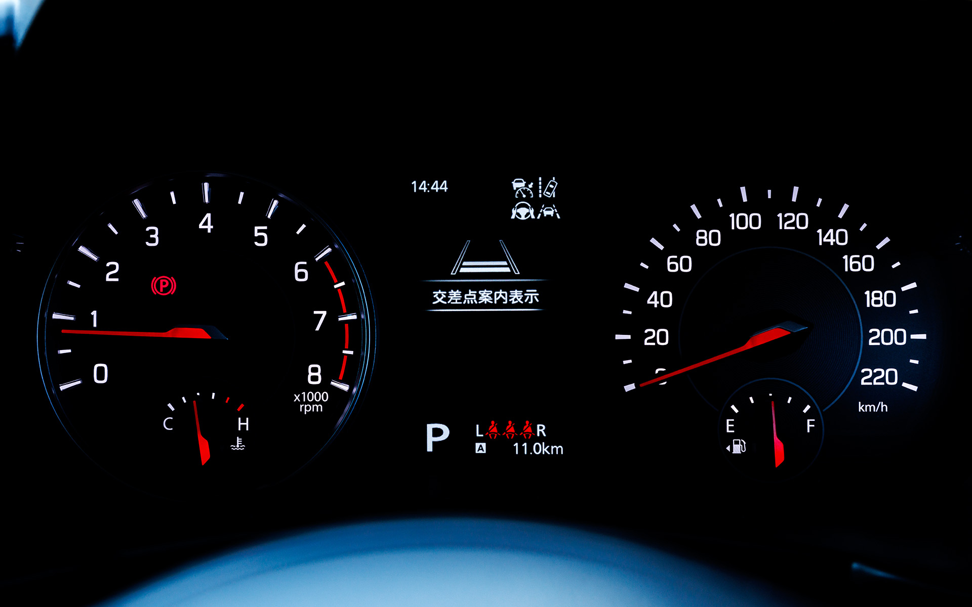 メーターパネルは中央にマルチインフォメーションディスプレイを備えたオーソドックスな2眼タイプ