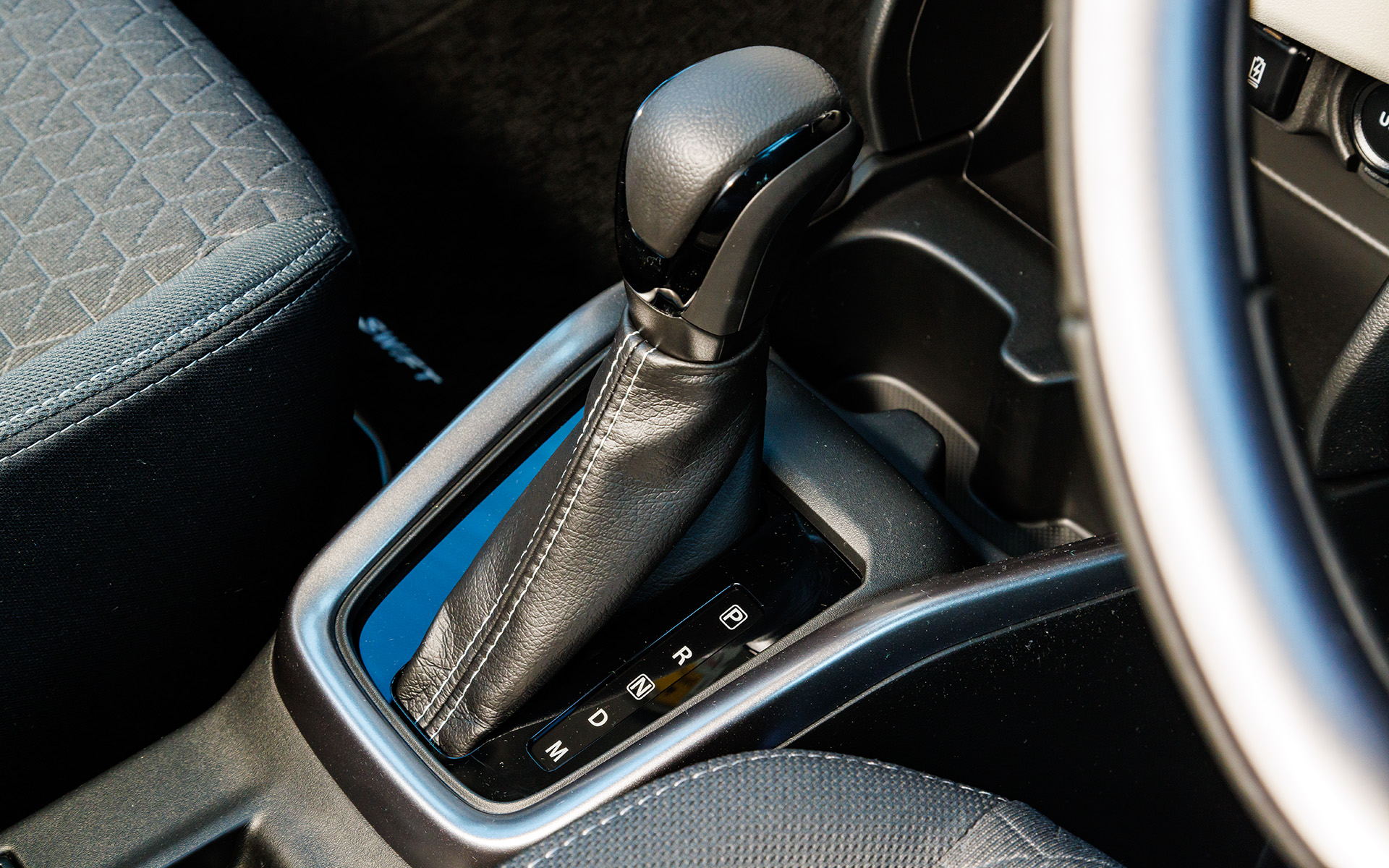 シフトゲートは一般的なストレートタイプ。こちらもシルバーステッチを採用