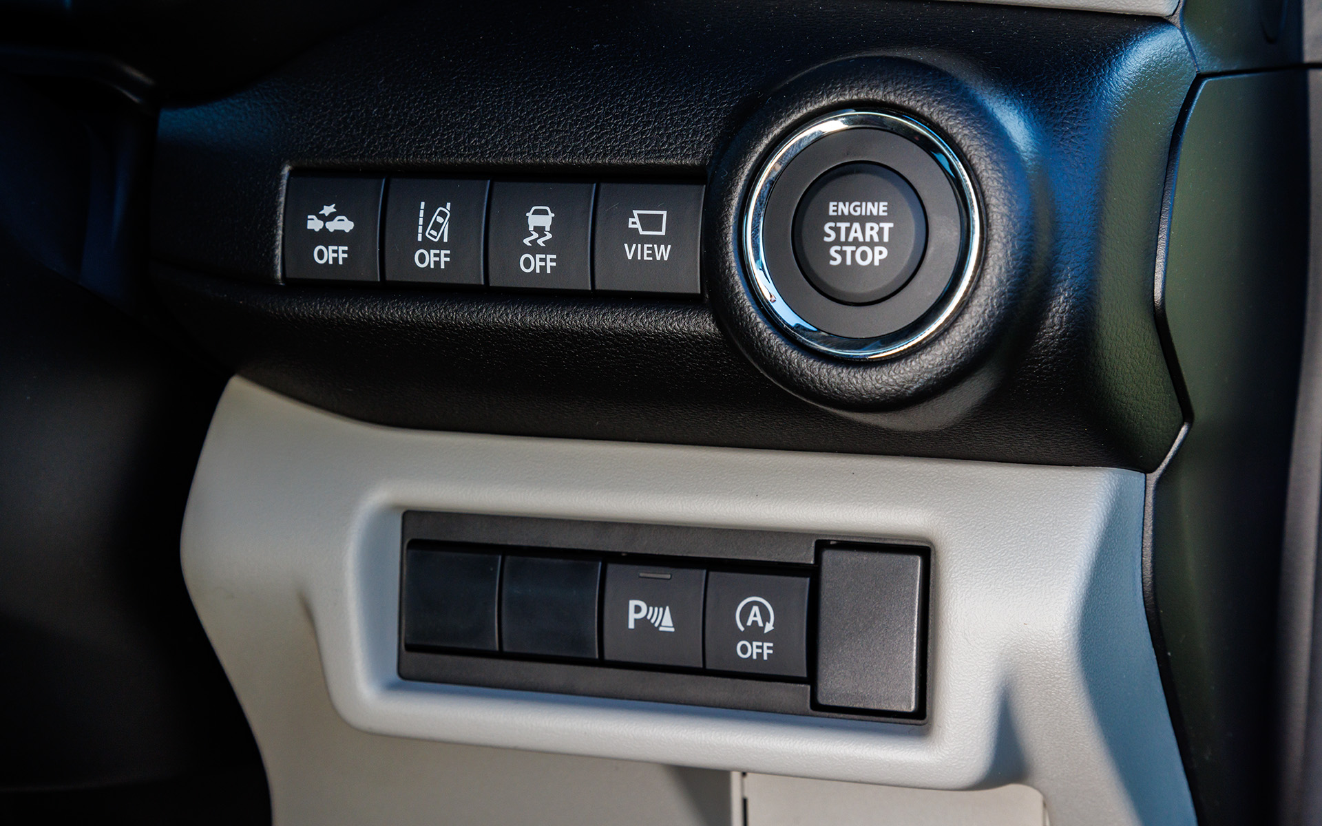 キーレスプッシュスタートシステムが全車標準。横には安全系機能のON/OFFスイッチが並ぶ