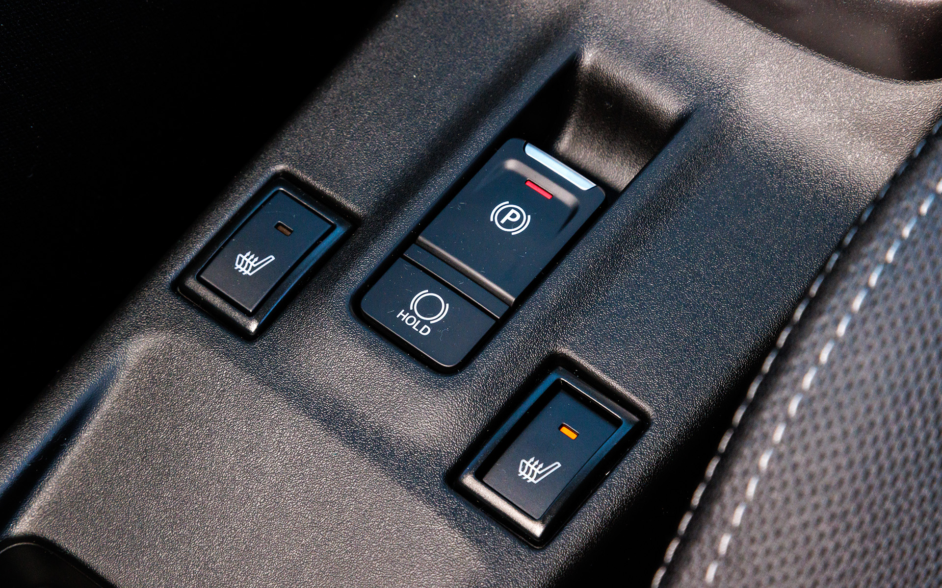 HYBRID MZのみ電動パーキングブレーキを採用。リアがディスクブレーキになるほか停止保持機能も付く。運転席＆助手席シートヒーターは全車標準装備