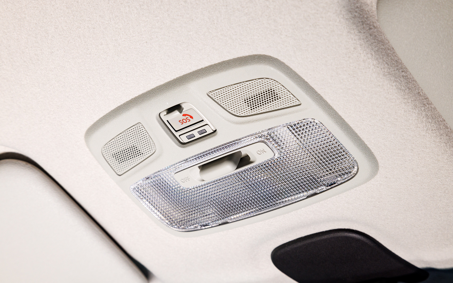 ルーフ部にはフロント用のルームランプを装備。SOSボタンは全方位モニター付メモリーナビゲーションとのセットオプション