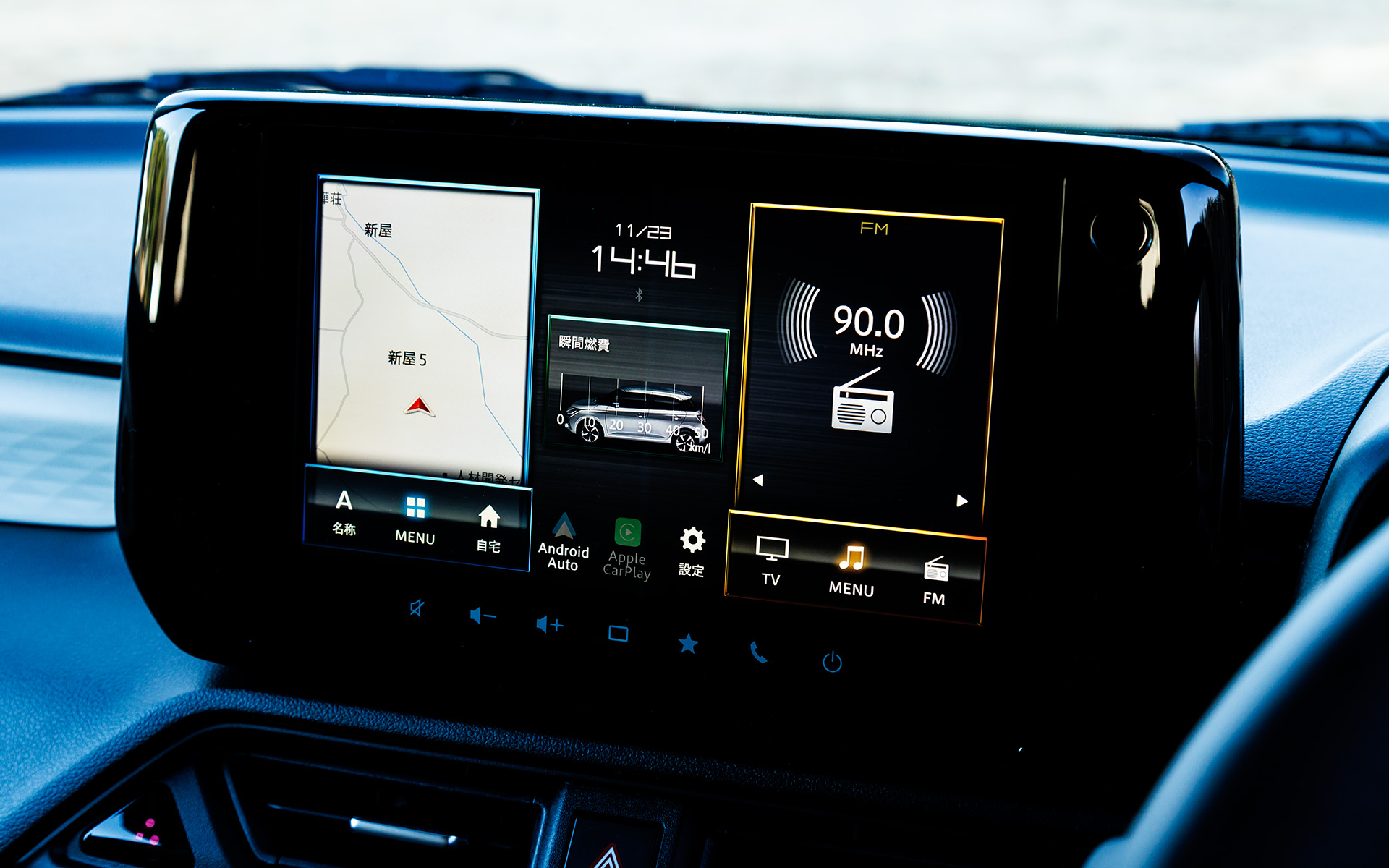 HYBRID MZはディスプレイオーディオが標準。そのほかのグレードはオーディオレス仕様。撮影車両にはオプションの全方位モニター付メモリーナビゲーションを装着。9インチディスプレイのほかスマートフォン連携機能やスズキコネクト対応通信機などを備える