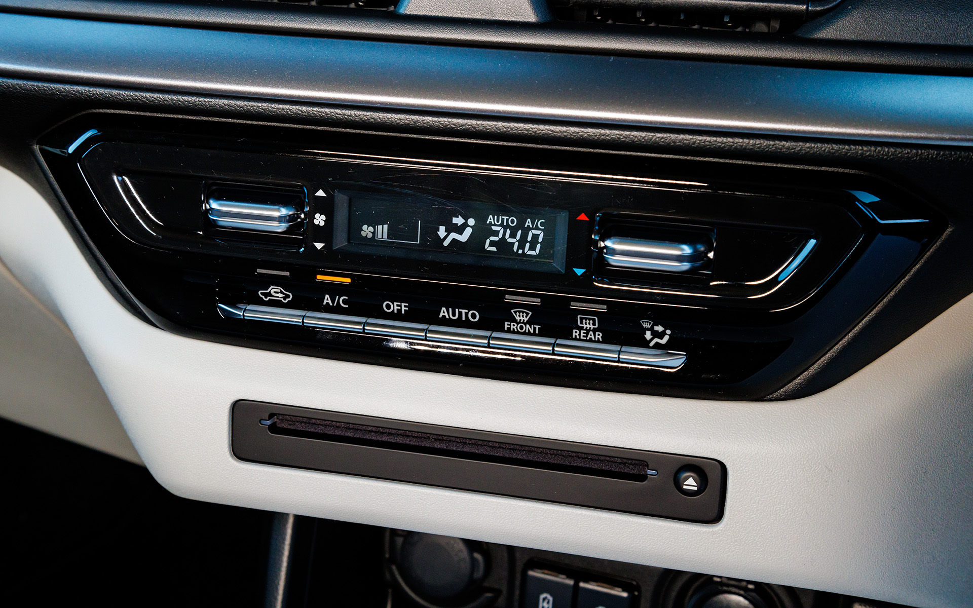 HYBRID系グレードはフルオートエアコンが標準。XGグレードはマニュアルエアコンになる