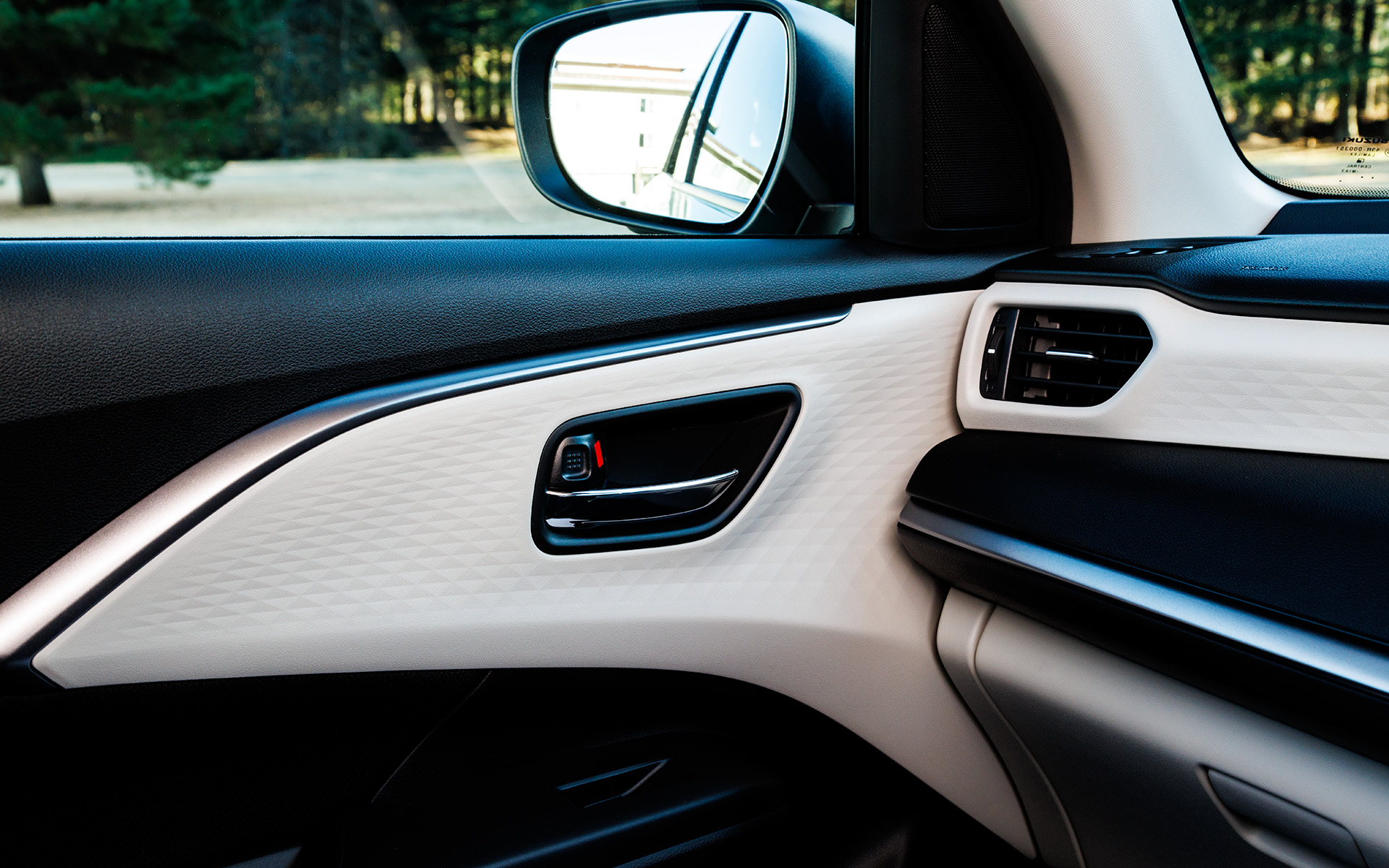 ライトグレーのトリム部には立体感のある3Dテクスチャーを採用