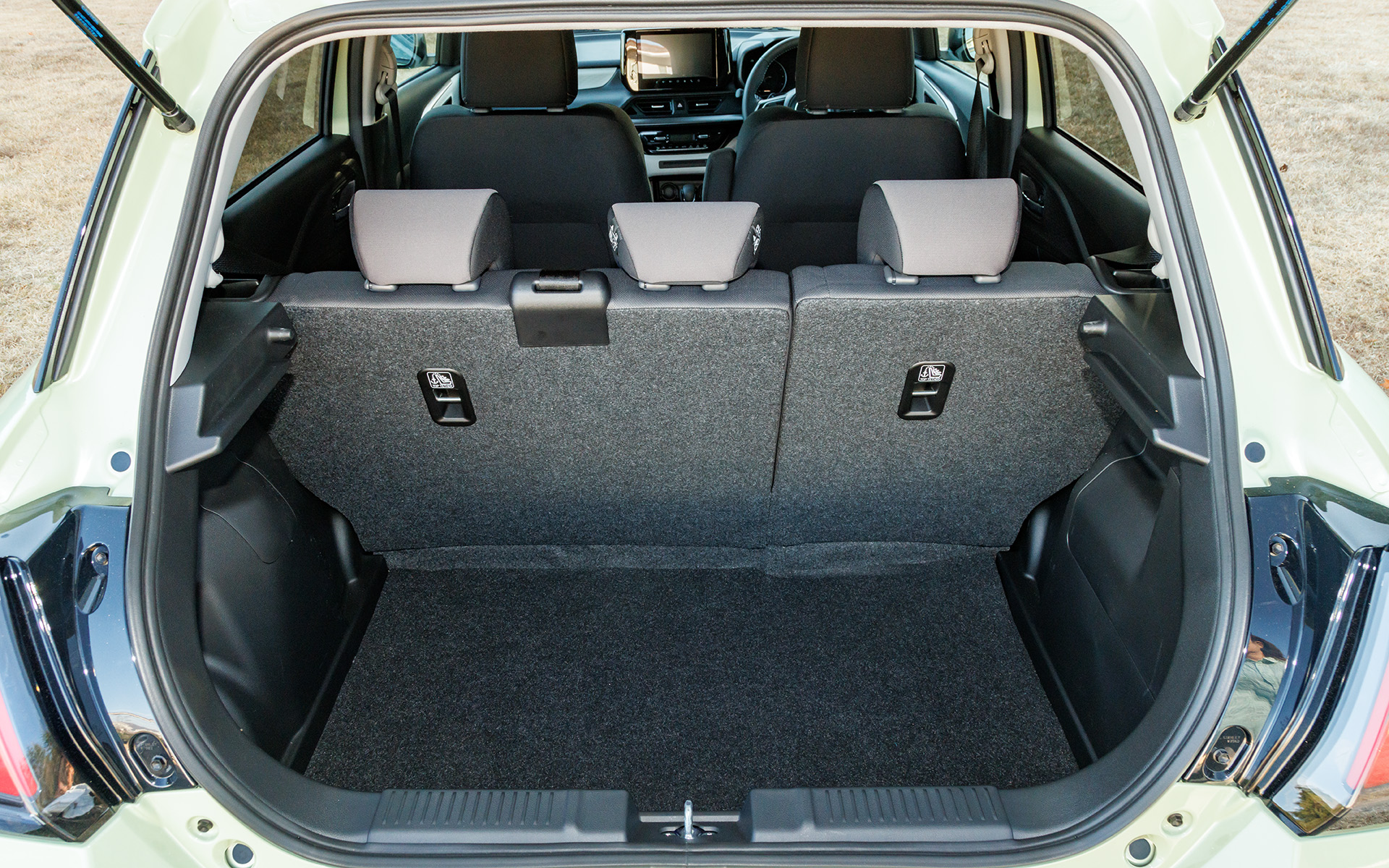 ラゲッジスペース。リアシートの背もたれを前倒しすることでスペースを拡大することが可能