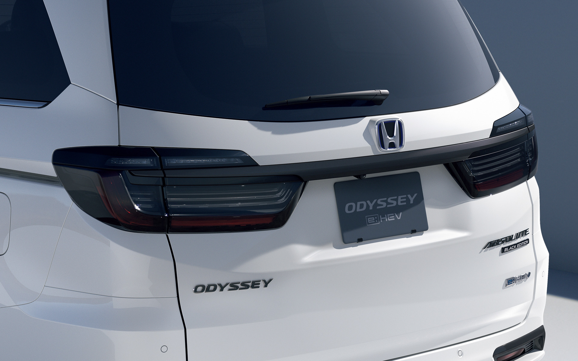 e：HEV ABSOLUTE・EX BLACK EDITIONのリアコンビランプはブラックスモークレンズ仕様