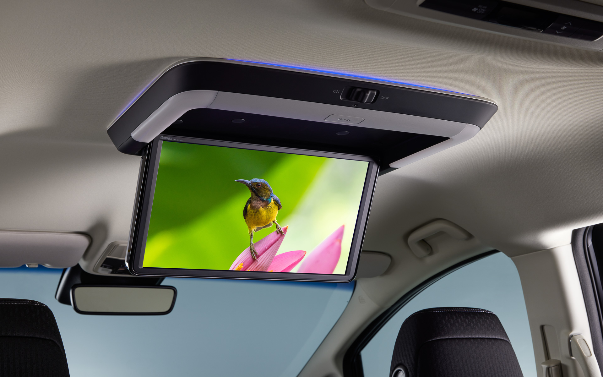 大画面の15.6インチ リア席モニターは14万7730円