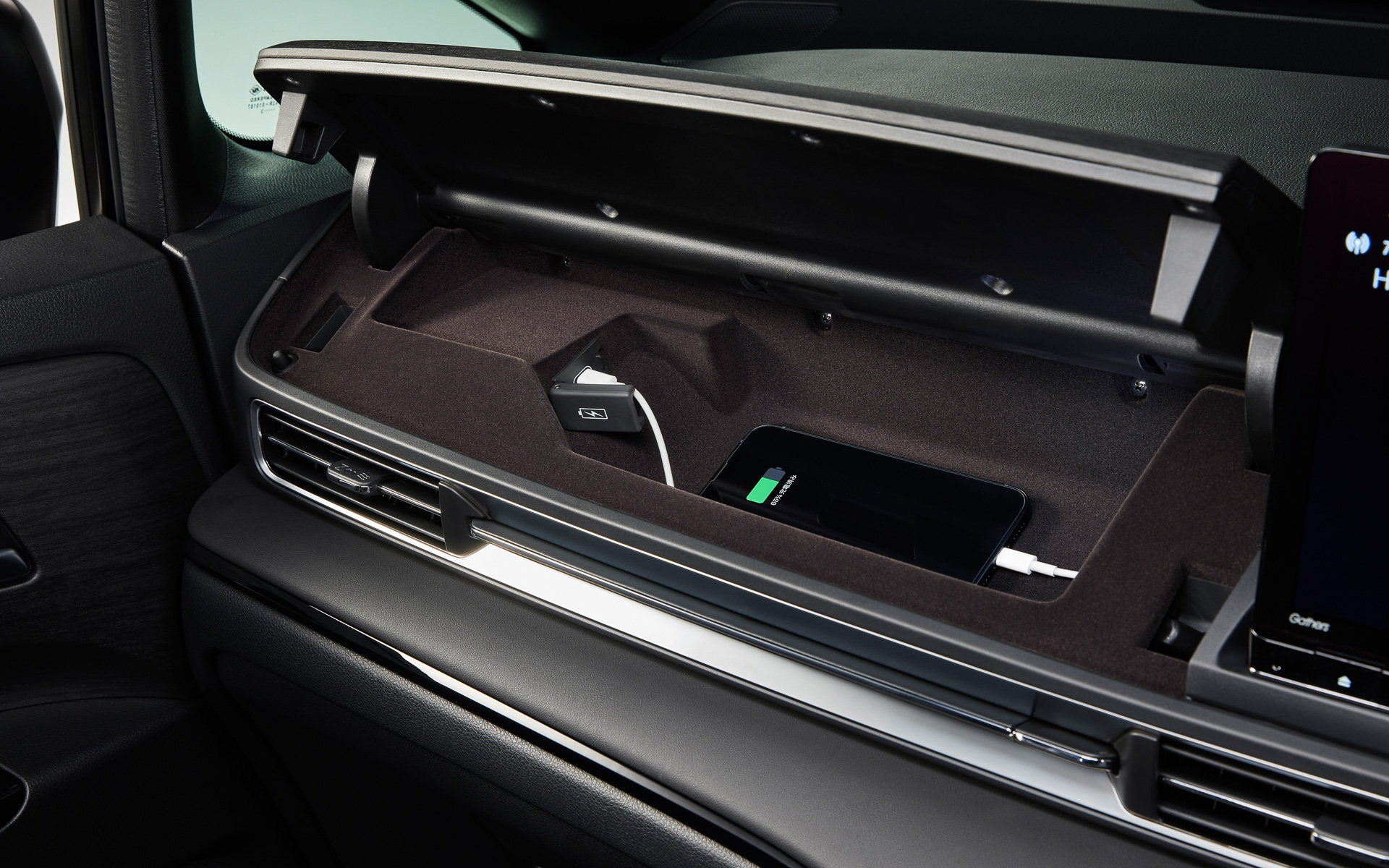 助手席前にUSBチャージャーを配備