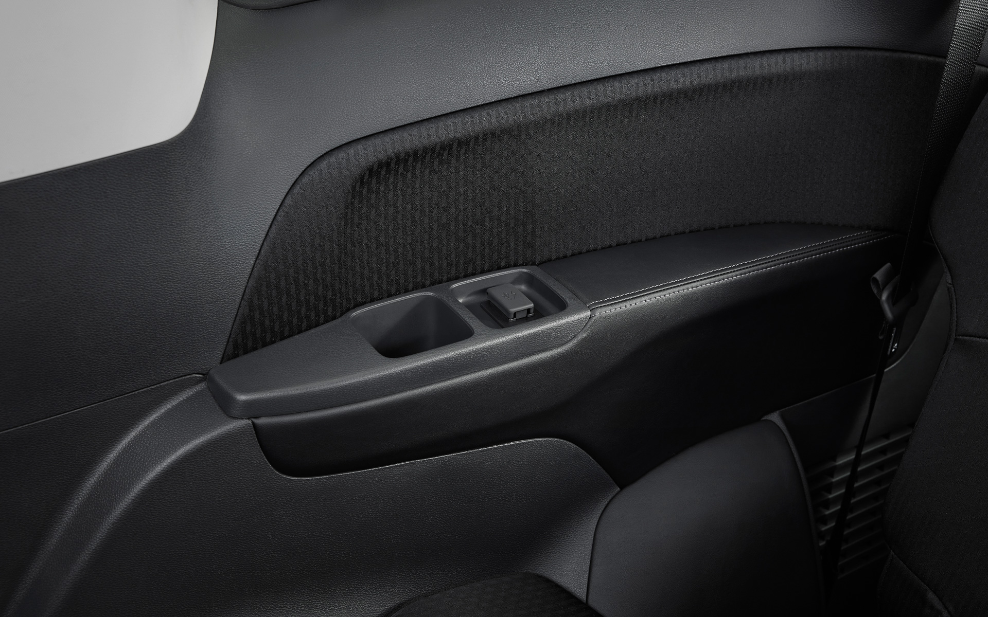 3列目運転席側にもUSBチャージャーを設置