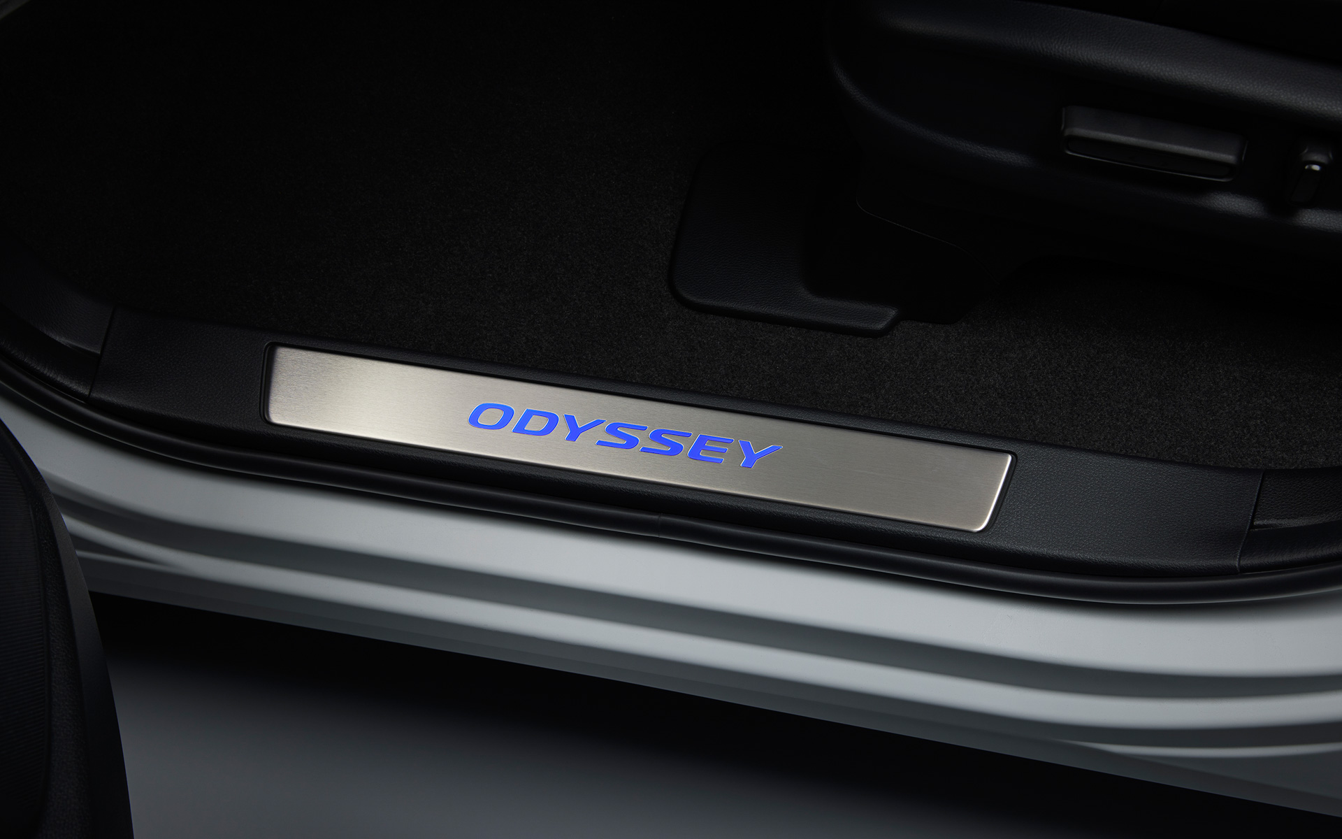 ODYSSEYの文字が光るサイドステップガーニッシュは3万6300円