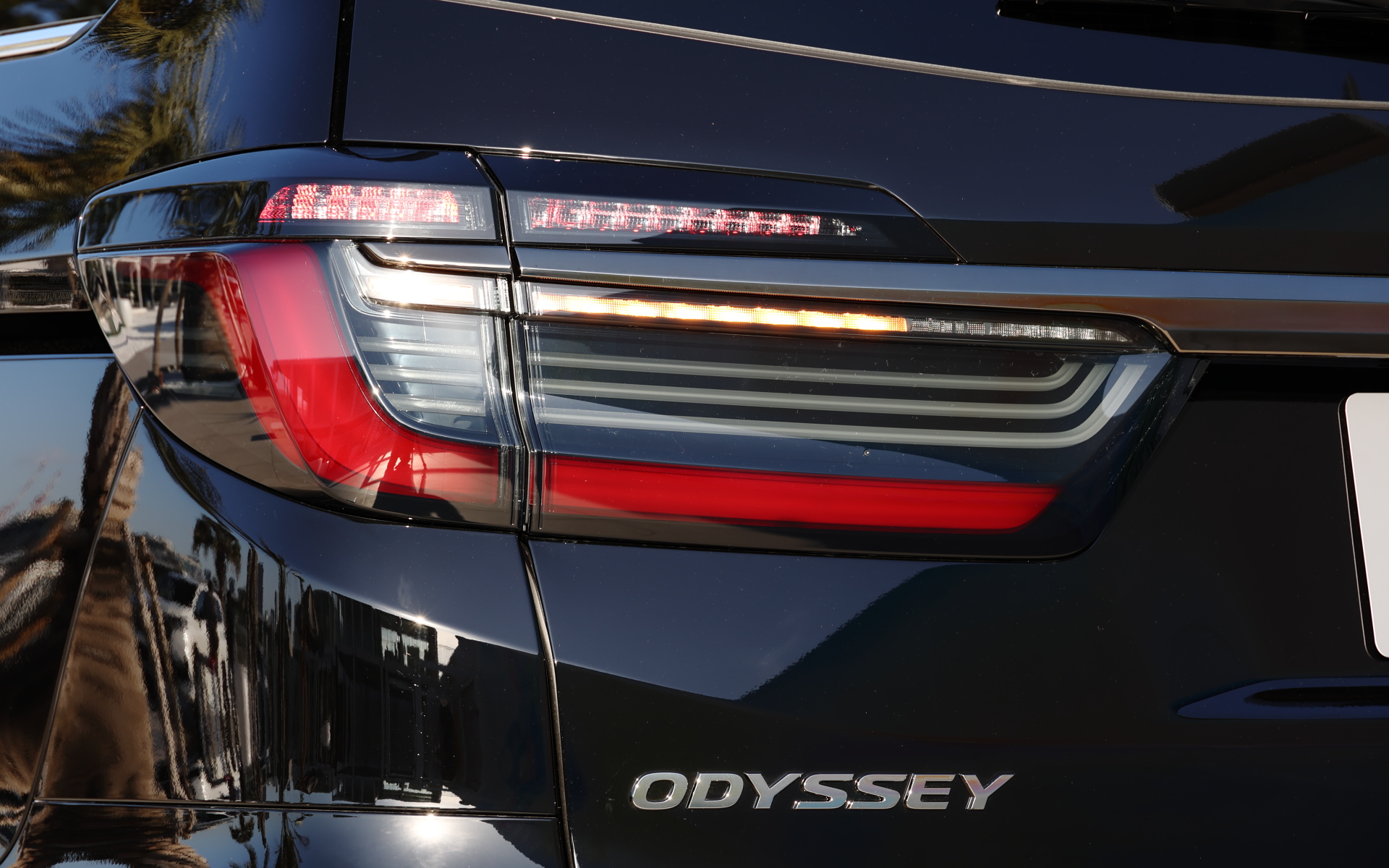 リアコンビネーションランプもスモークレンズで黒の一体感を演出