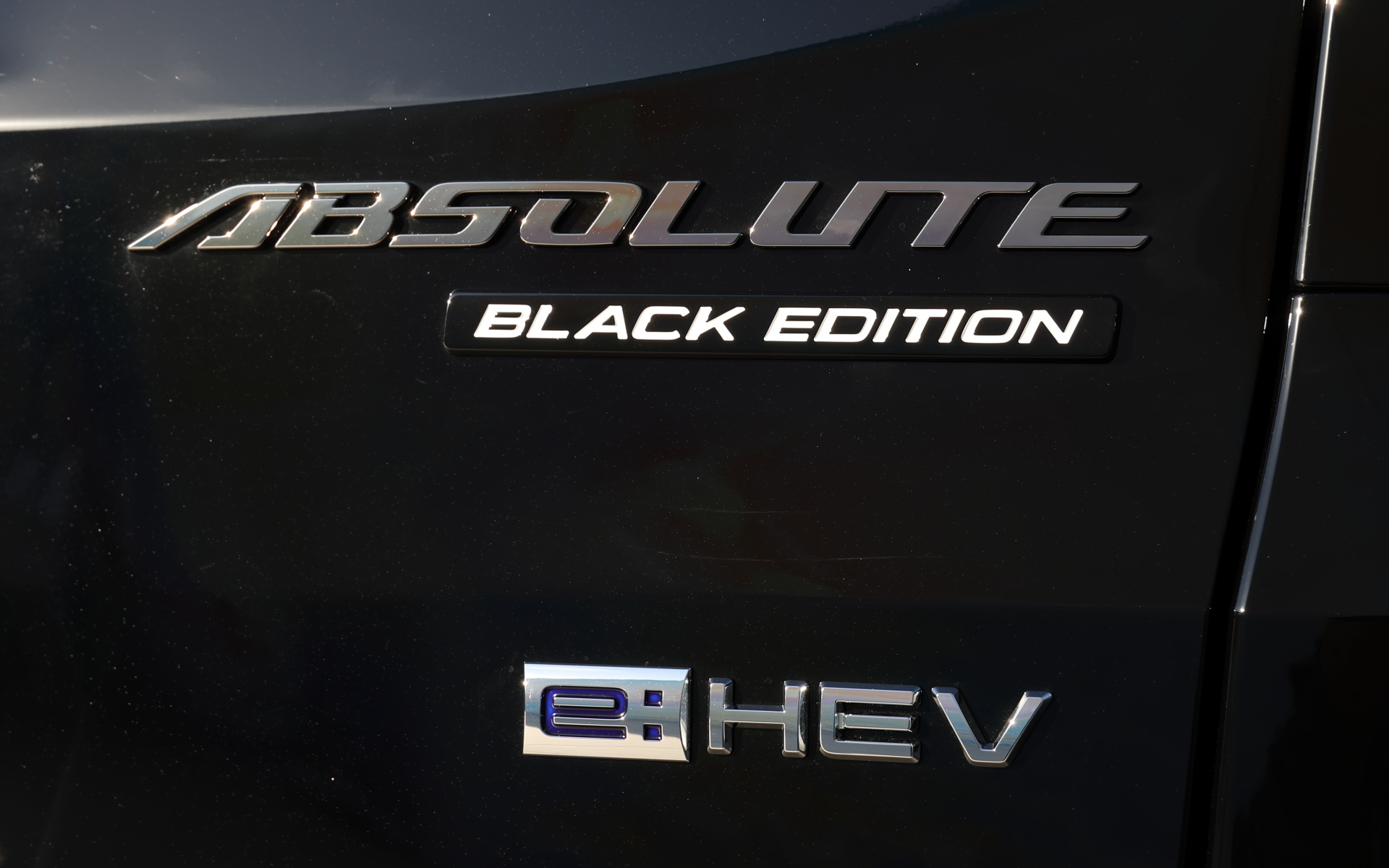 リアゲートには専用の「BLACK EDITION」エンブレムが配される