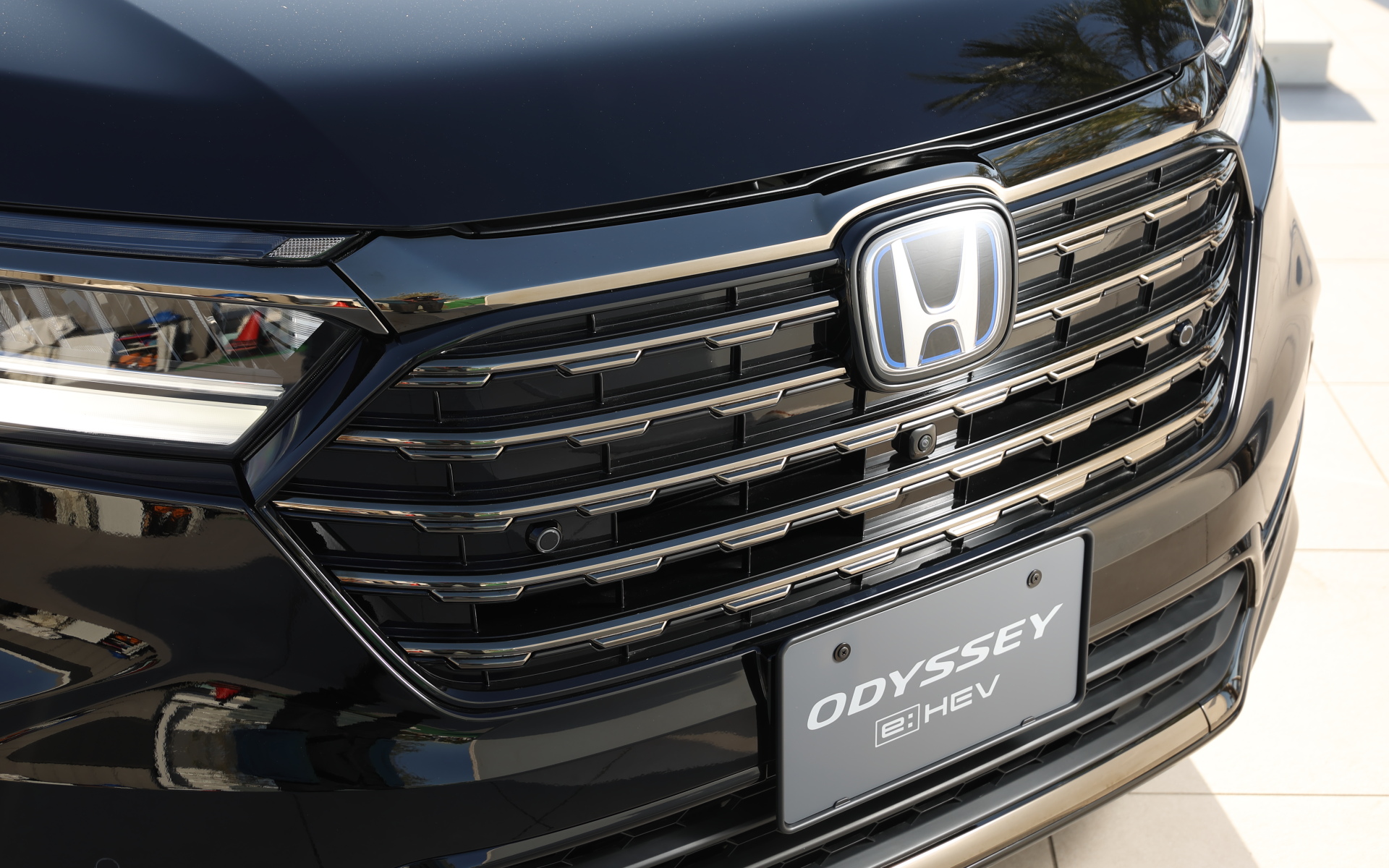 フロントグリルと上部のメッキ部分をクロームメッキにすることで高級感を演出。グリルの奥もブラックベルリナに塗装して黒のこだわりを表現している