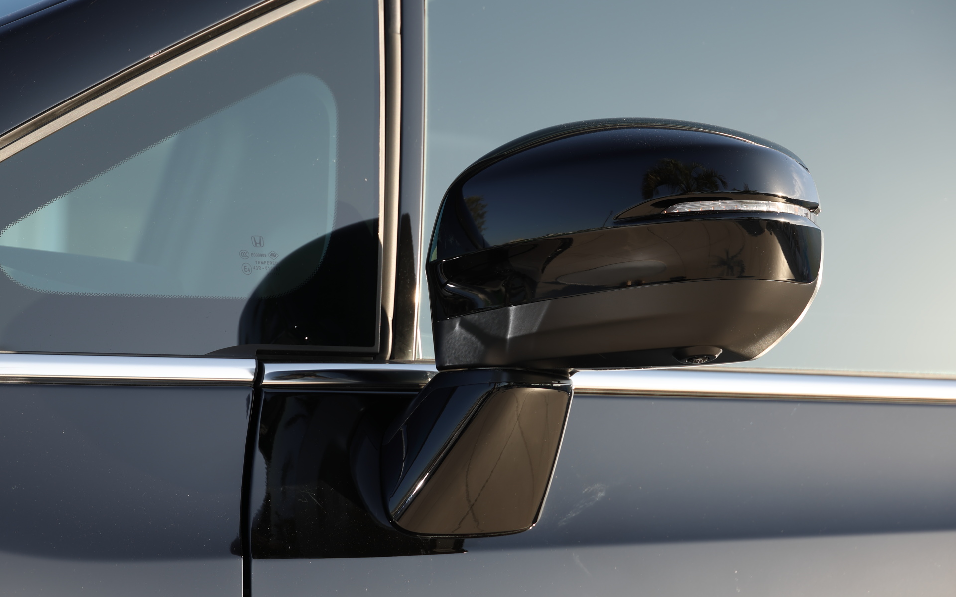 サイドミラーはベース部分からブラックに