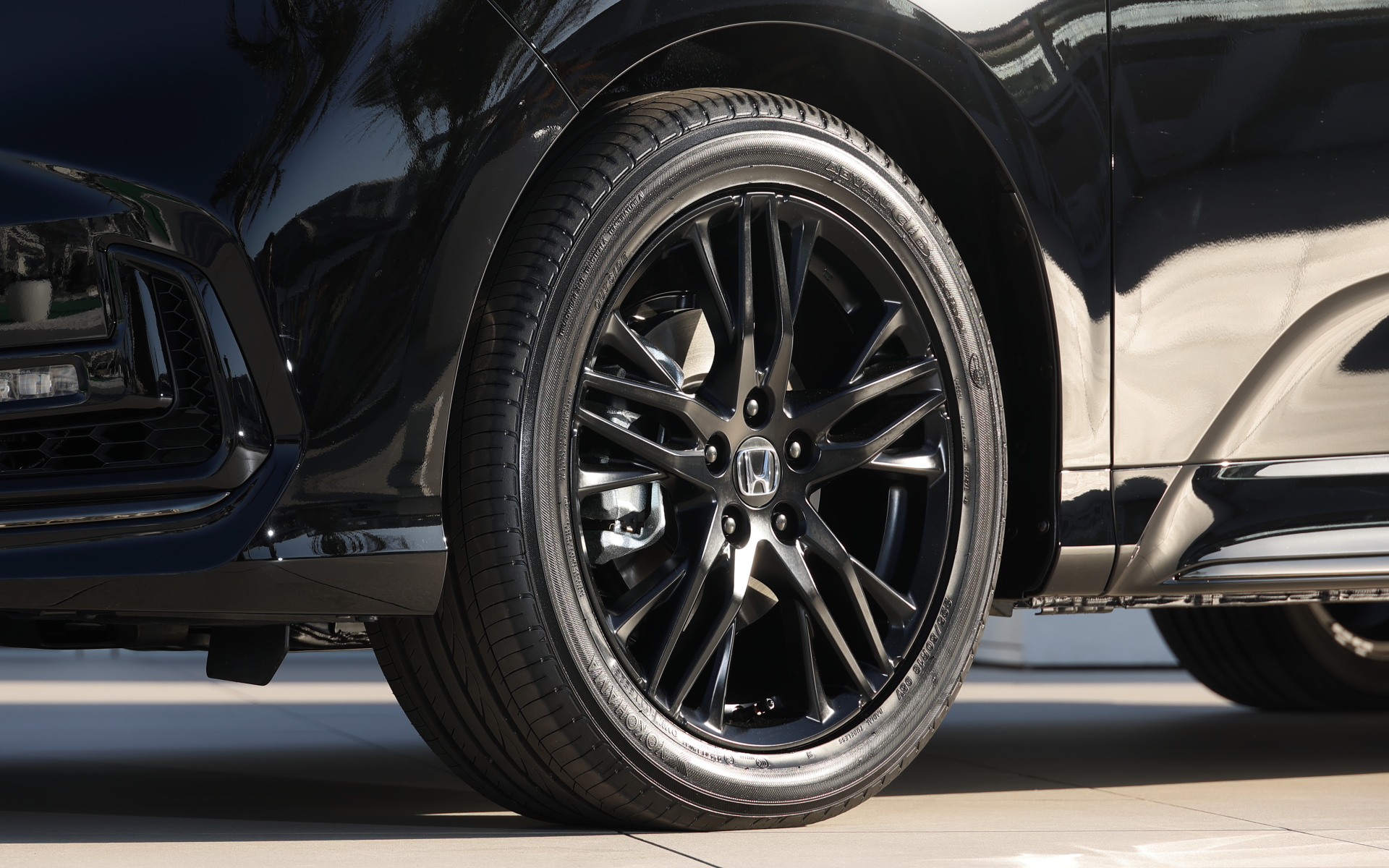 ホイールはマットベルリナブラック。タイヤサイズは225/50R18で、横浜ゴム「アドバン デシベル」を履く