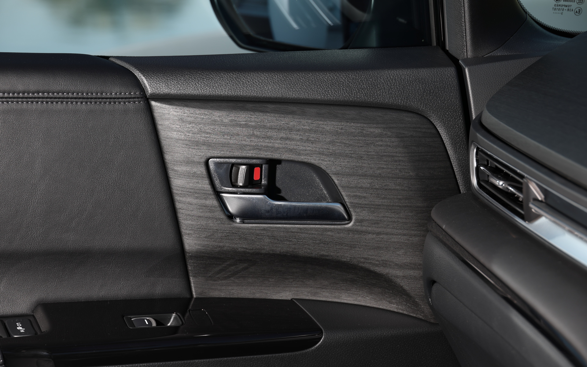 木目調パネルも黒木目を採用する