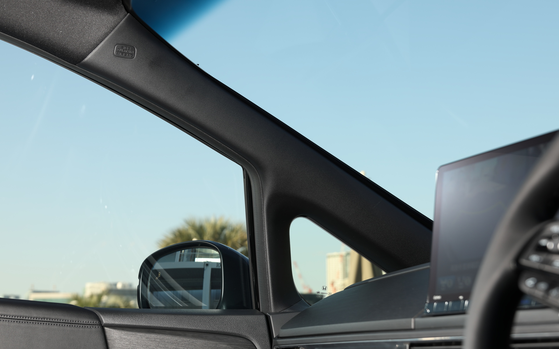 ピラーやルーフライニングもブラックで統一