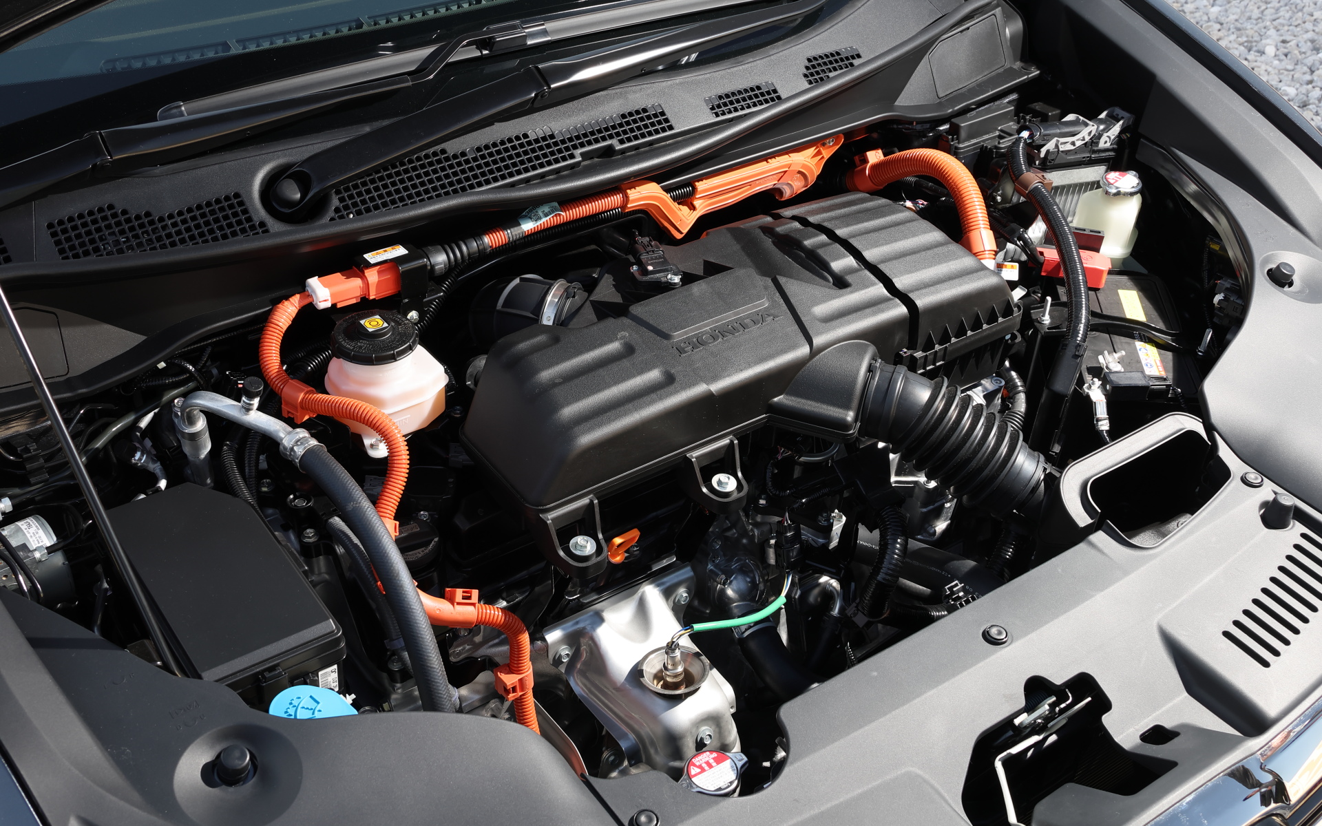 エンジンは直列4気筒DOHC 2.0リッター（最高出力107kW［145PS］/6200rpm、最大トルク175Nm/3500rpm）＋モーター（最高出力135kW［184PS］/5000-6000rpm、最大トルク315Nm/0-2000rpm）のハイブリッド。燃費はWLTCモードで19.9㎞/L（EX、EXブラックエディションは19.6km/L）ガソリンタンク容量は55L