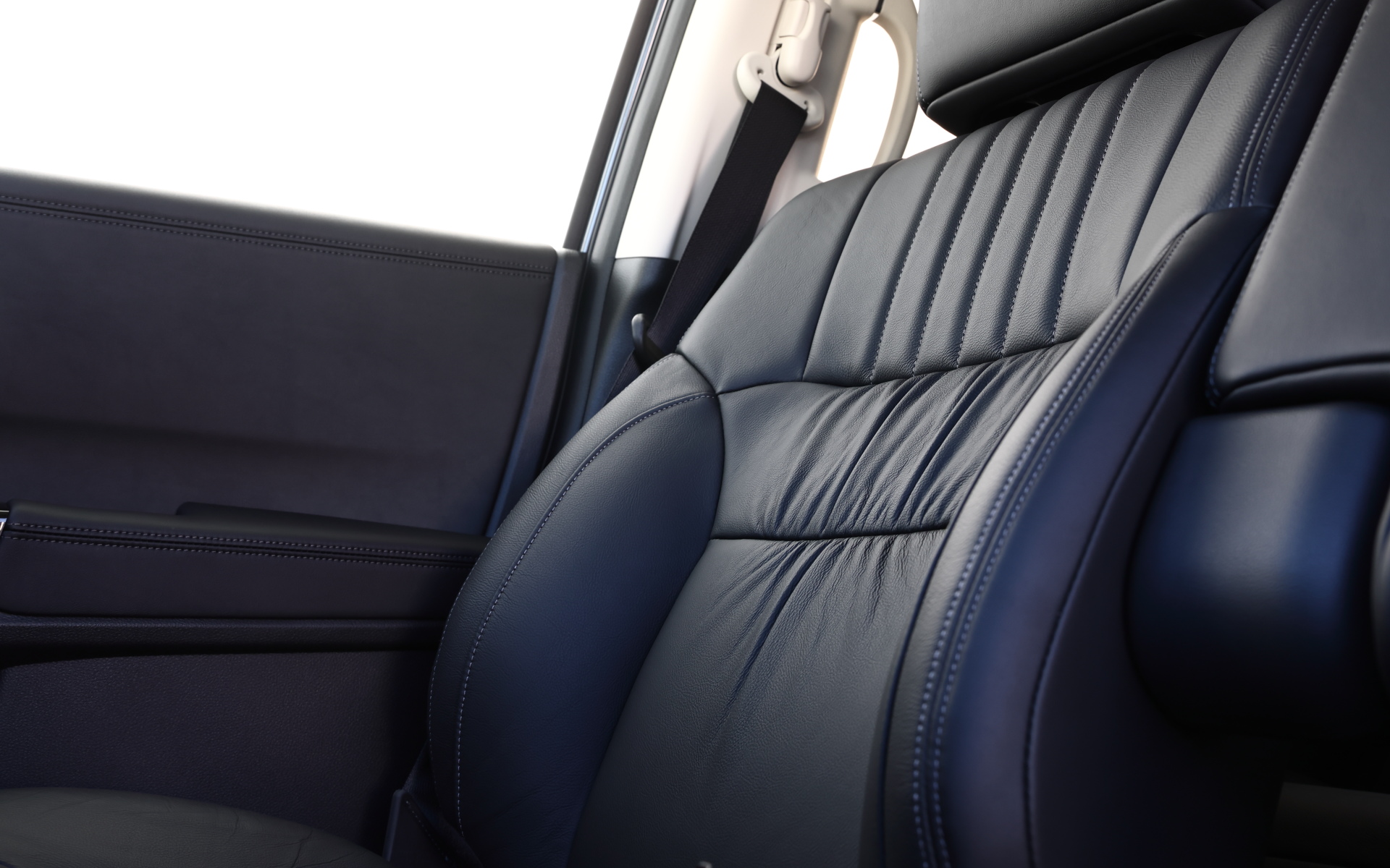 内装は全グレードブラックのみだが、e：HEV ABSOLUTEはファブテクトとプライムスムースのコンビシート、EXとEXブラックエディションは本革仕様となる。写真はコンビシート