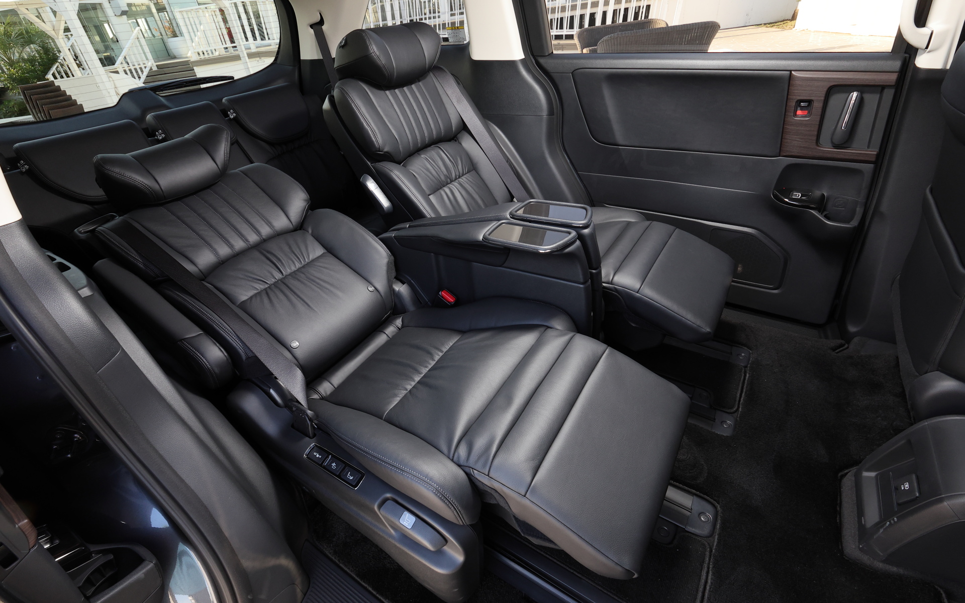 2列目シートはフル電動化され、リクライニング角度も細かく調整できるようになった（写真はEXの本革仕様）