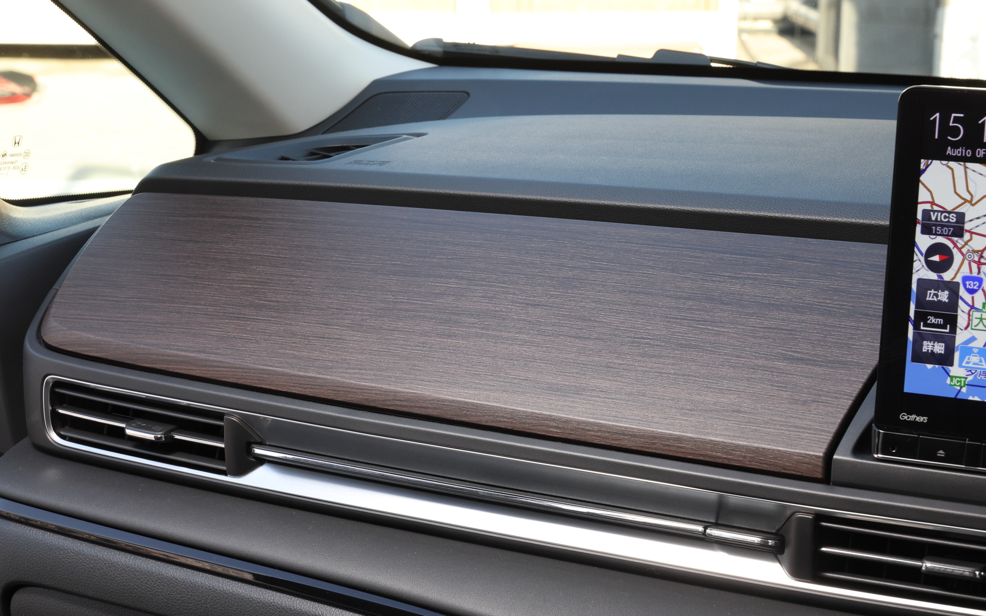 ブラックエディション以外は木目調パネルを採用