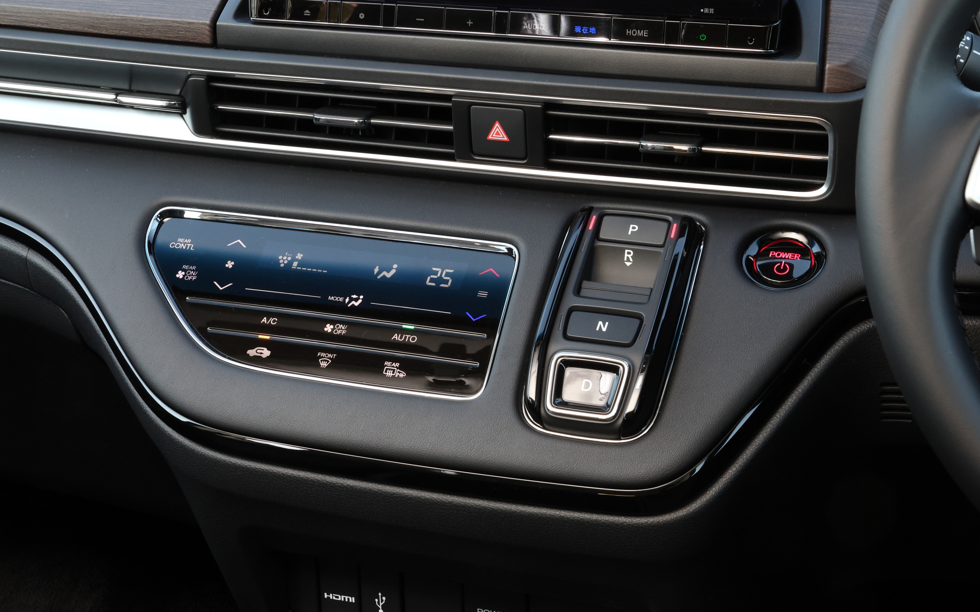 全モデル「エレクトリックギアセレクター」を採用。EXとEXブラックエディションは「トリプルゾーンコントロール・フルオートエアコンディショナー」を搭載