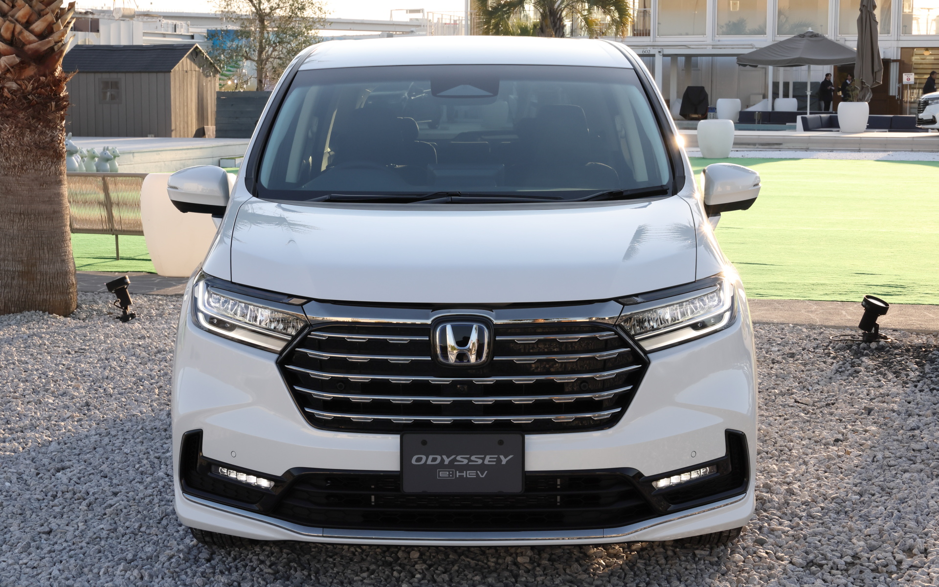 ボディサイズは4860×1820×1695mm（全長×全幅×全高）、ホイールベースは2900mm、車両重量は1920kg（EX、EXブラックエディションは1950kg）、最小回転半径は5.4m