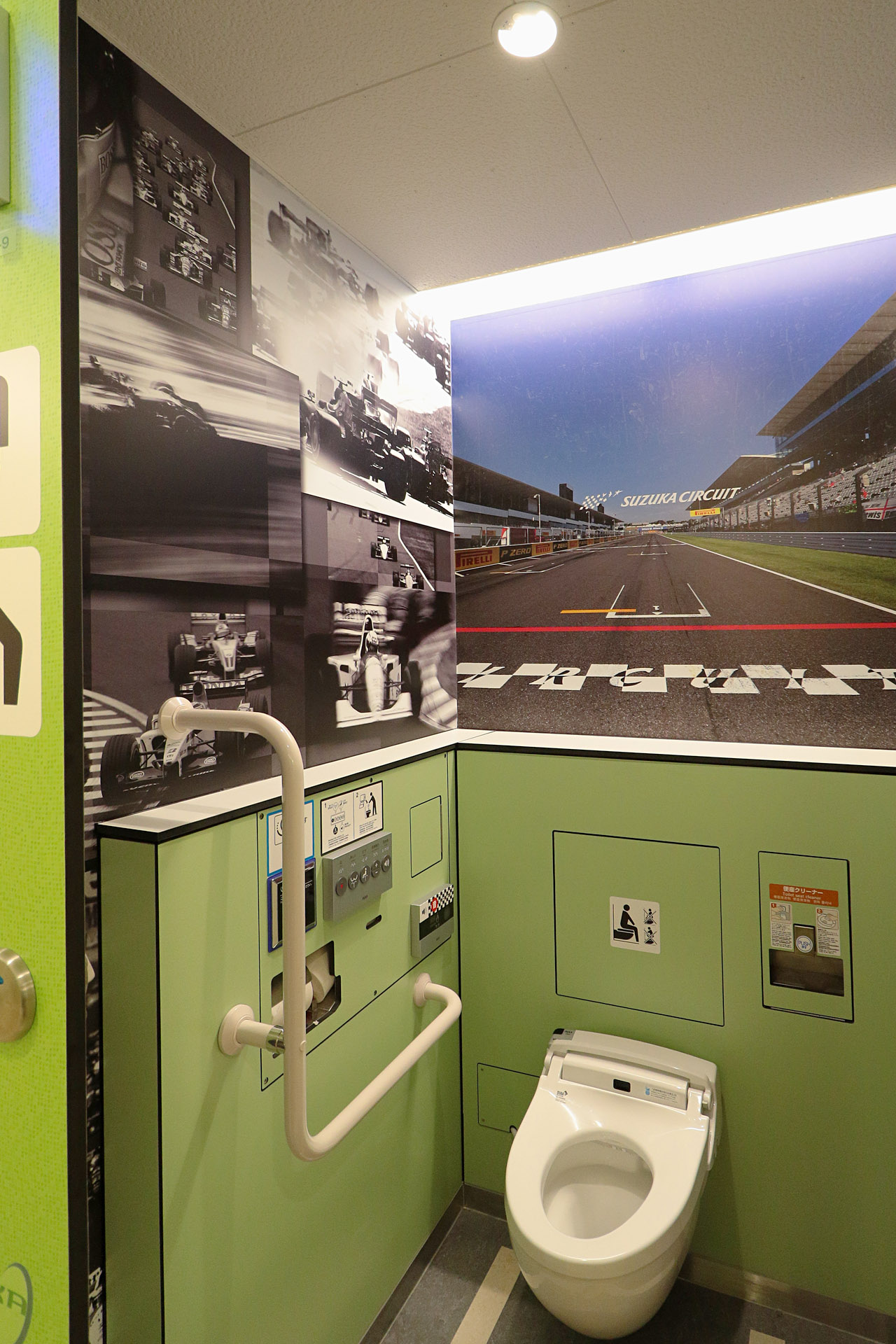 下り線の男子トイレはF1、上り線の男子トイレは8耐（2019年撮影）