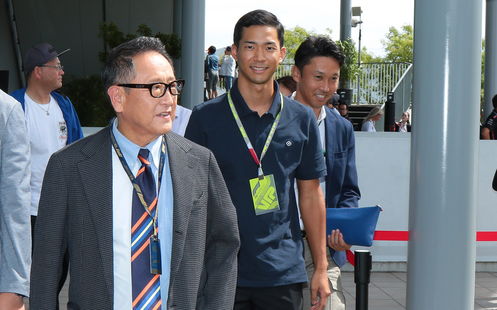 豊田章男会長、平川亮選手、出迎えた中嶋一貴氏がそろってパドックへ