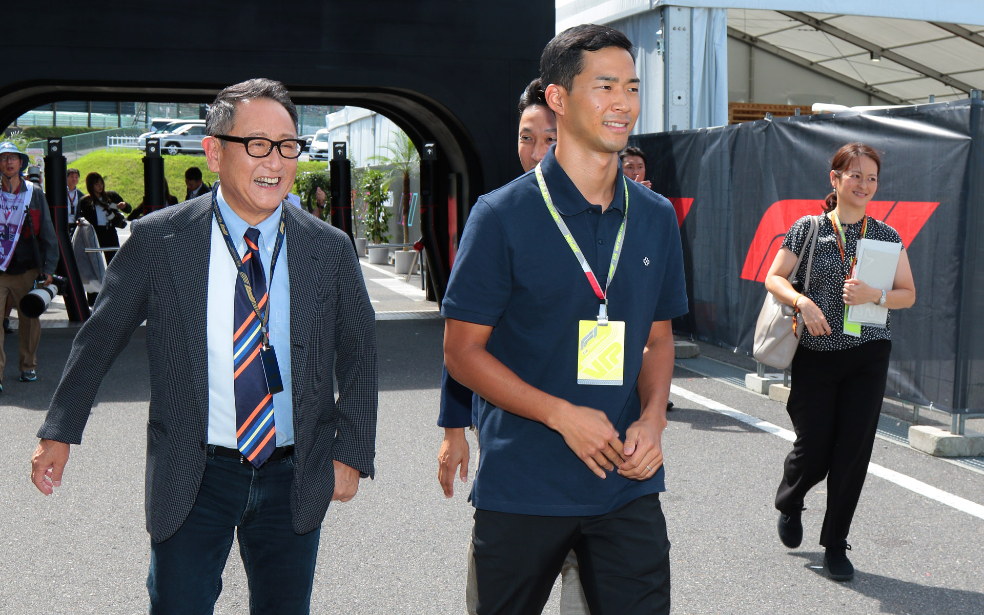 セキュリティゲートを抜けてパドックへ