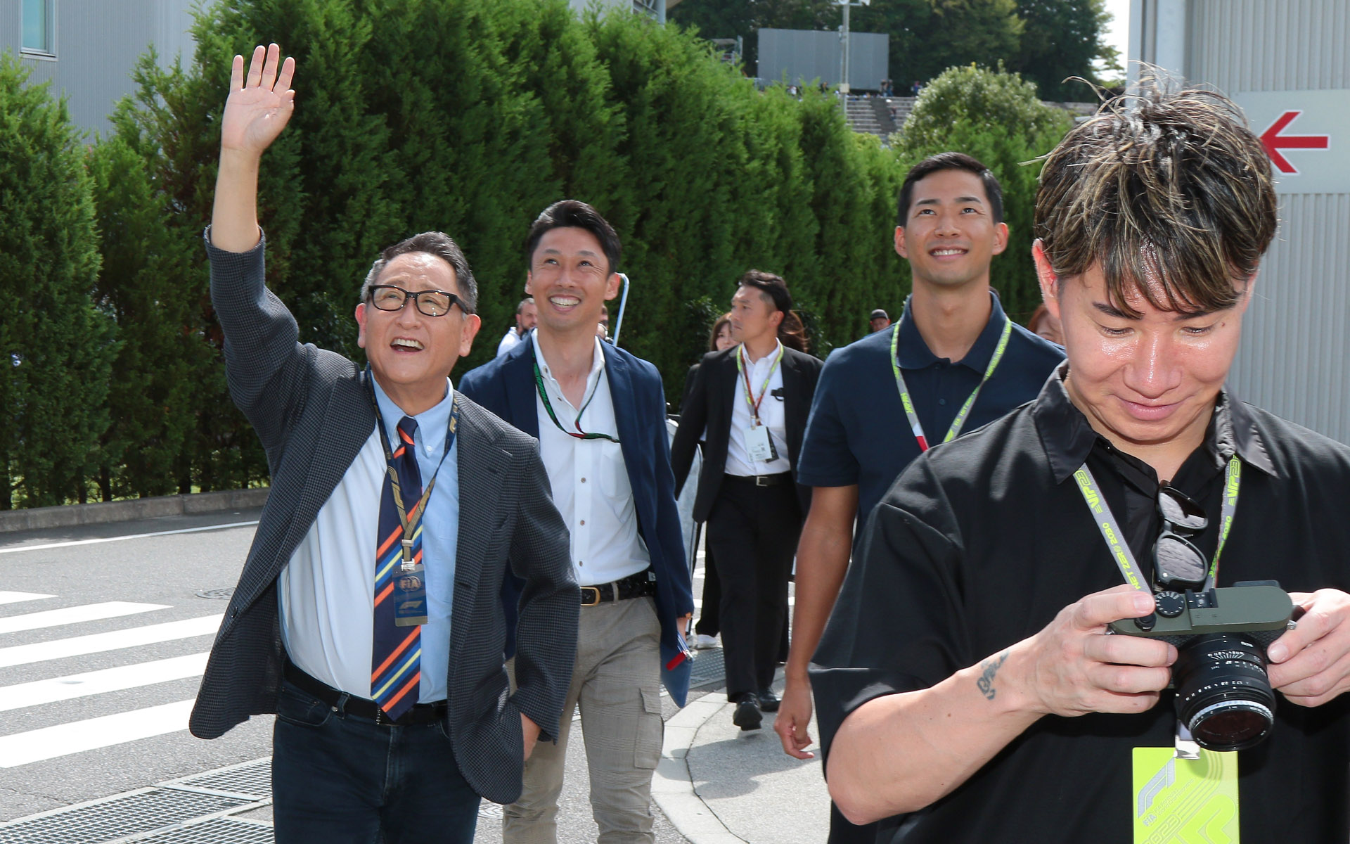 ピットビル2階の観戦客からモリゾウコール。小林可夢偉選手は撮影担当