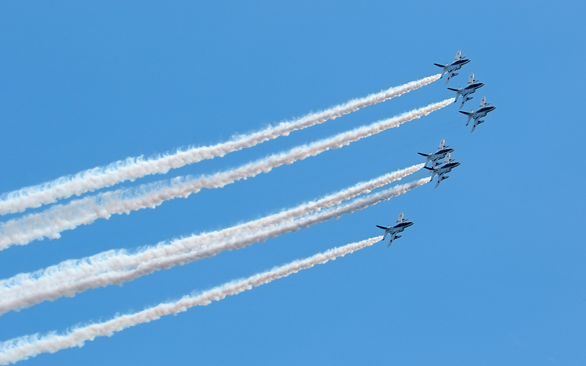 旋回するブルーインパルスを撮影