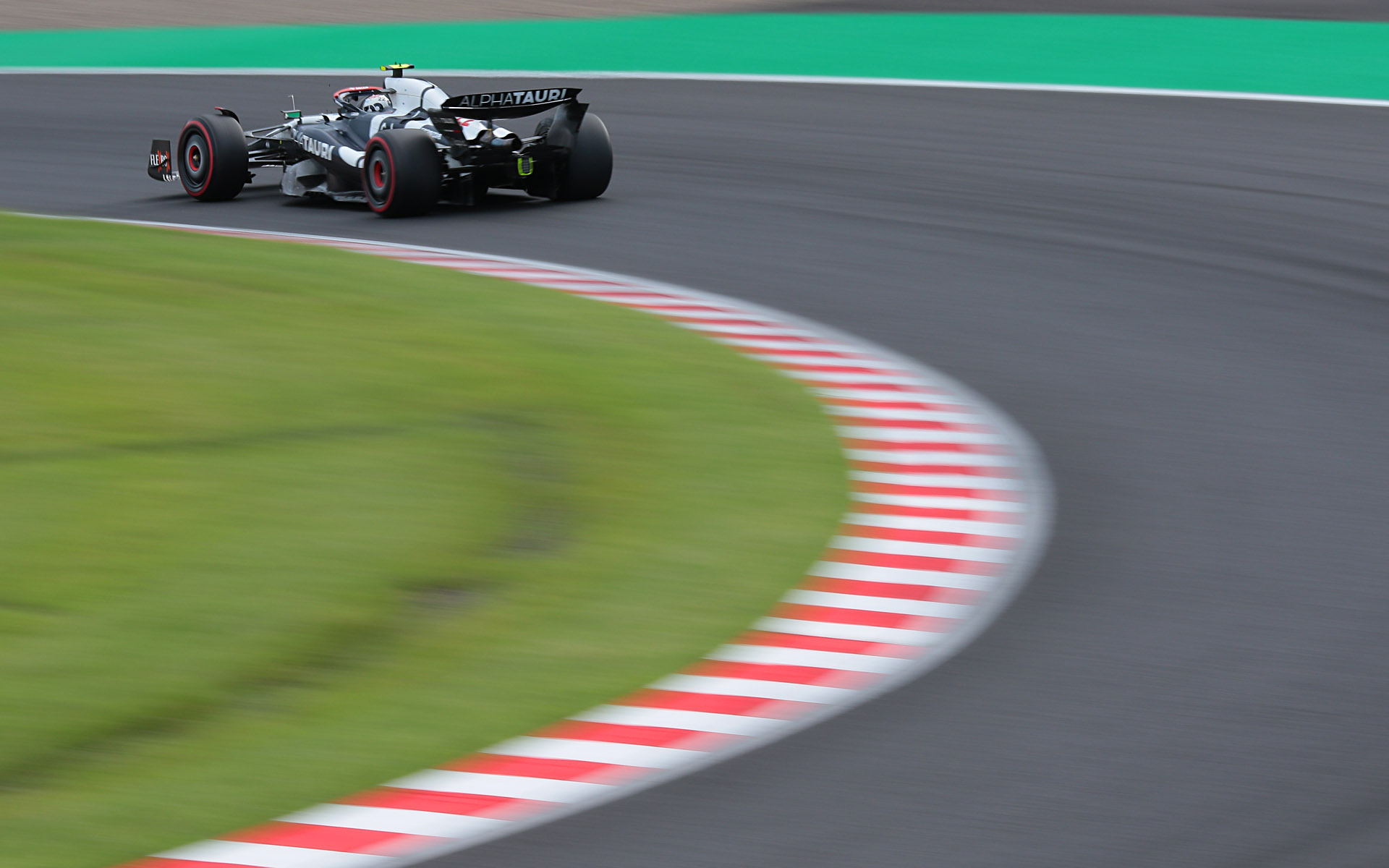 焦点距離220mm、シャッター速度1/30秒でスプーン2つ目を立ち上がるマシンを斜め後ろから撮影