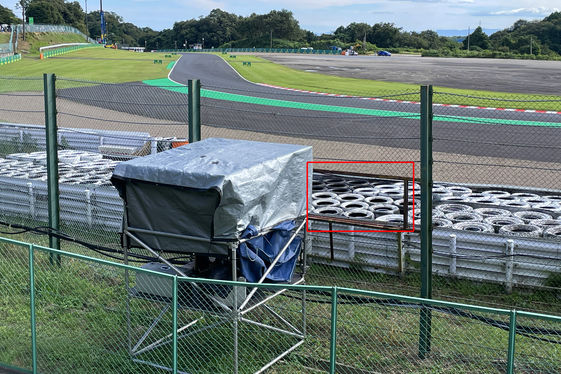 カメラホールはTV中継用のカメラで半分ふさがれていた