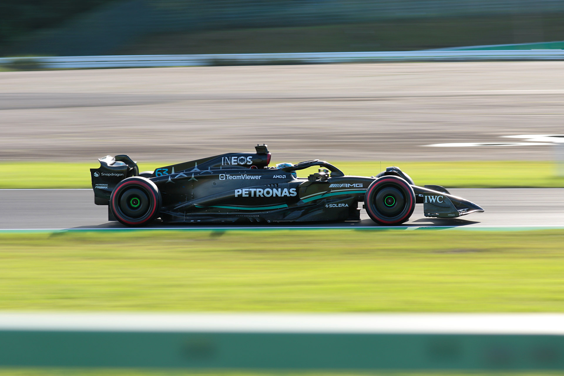 トリミング前提で金網が少しフレームに入る位置でスプーンに進入するマシンを撮影