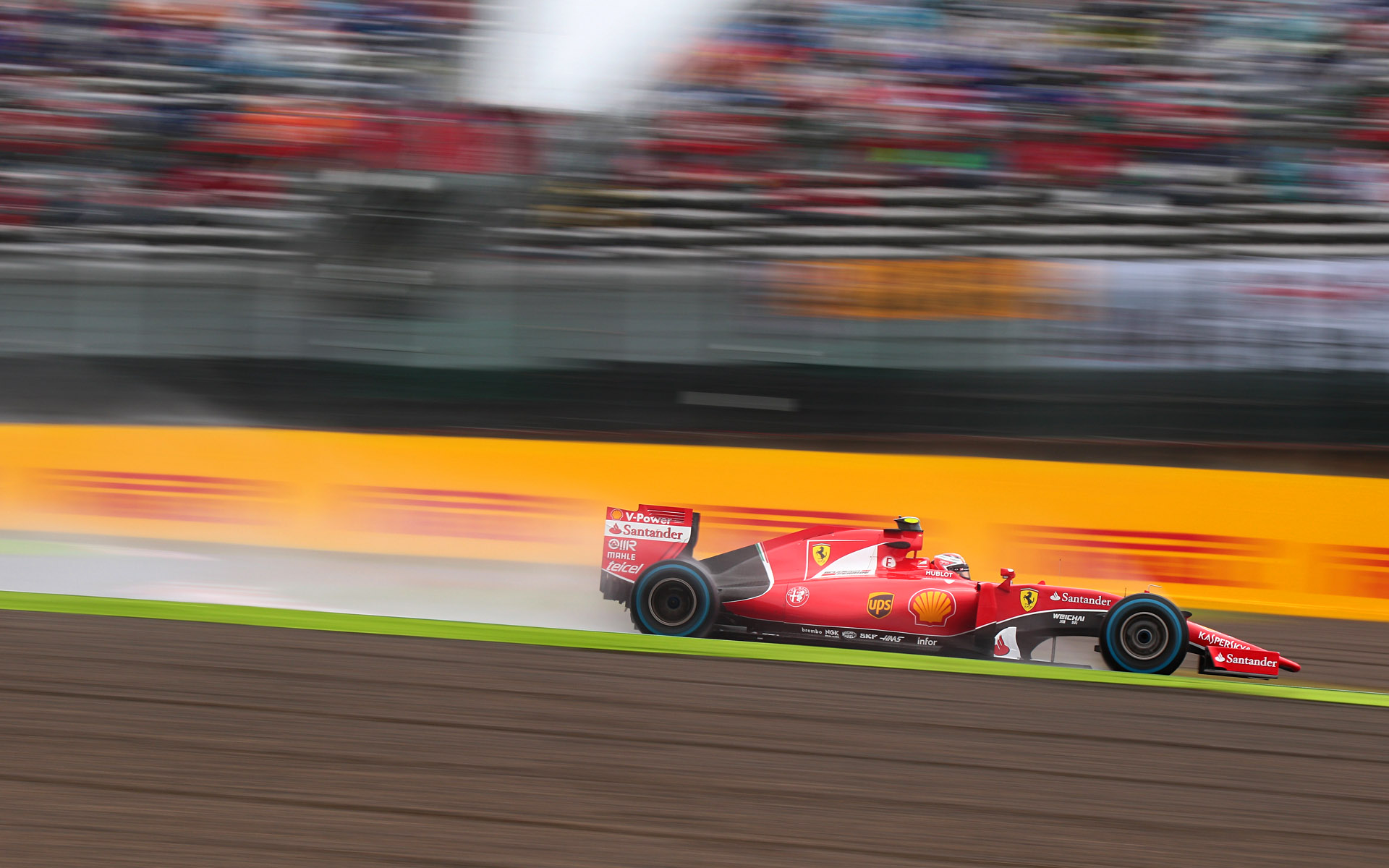 焦点距離73mm、シャッター速度1/30秒。2015年、最終コーナーで撮影