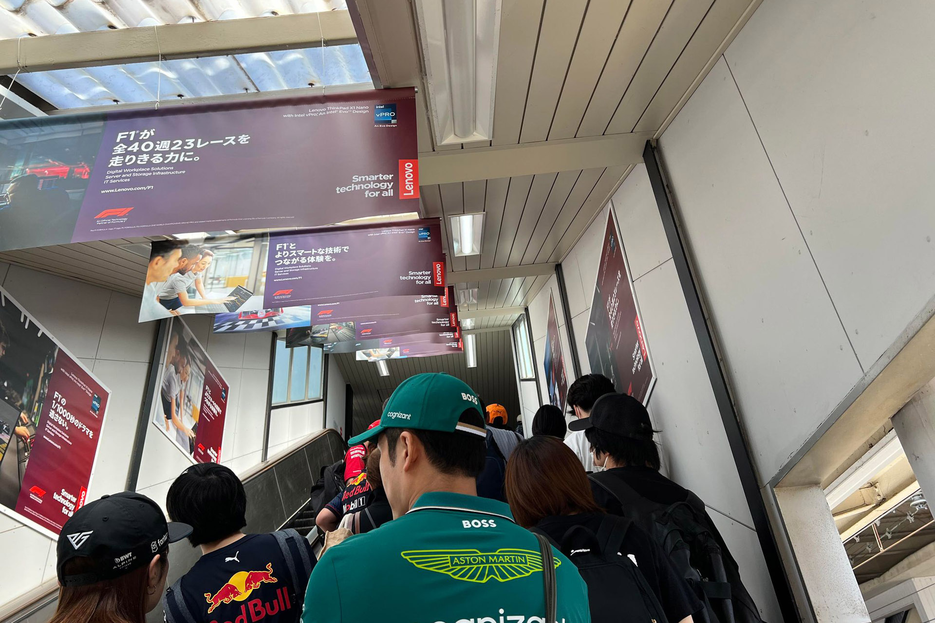 笠原さんから送られて来た写真。「駅の階段で止まっています」