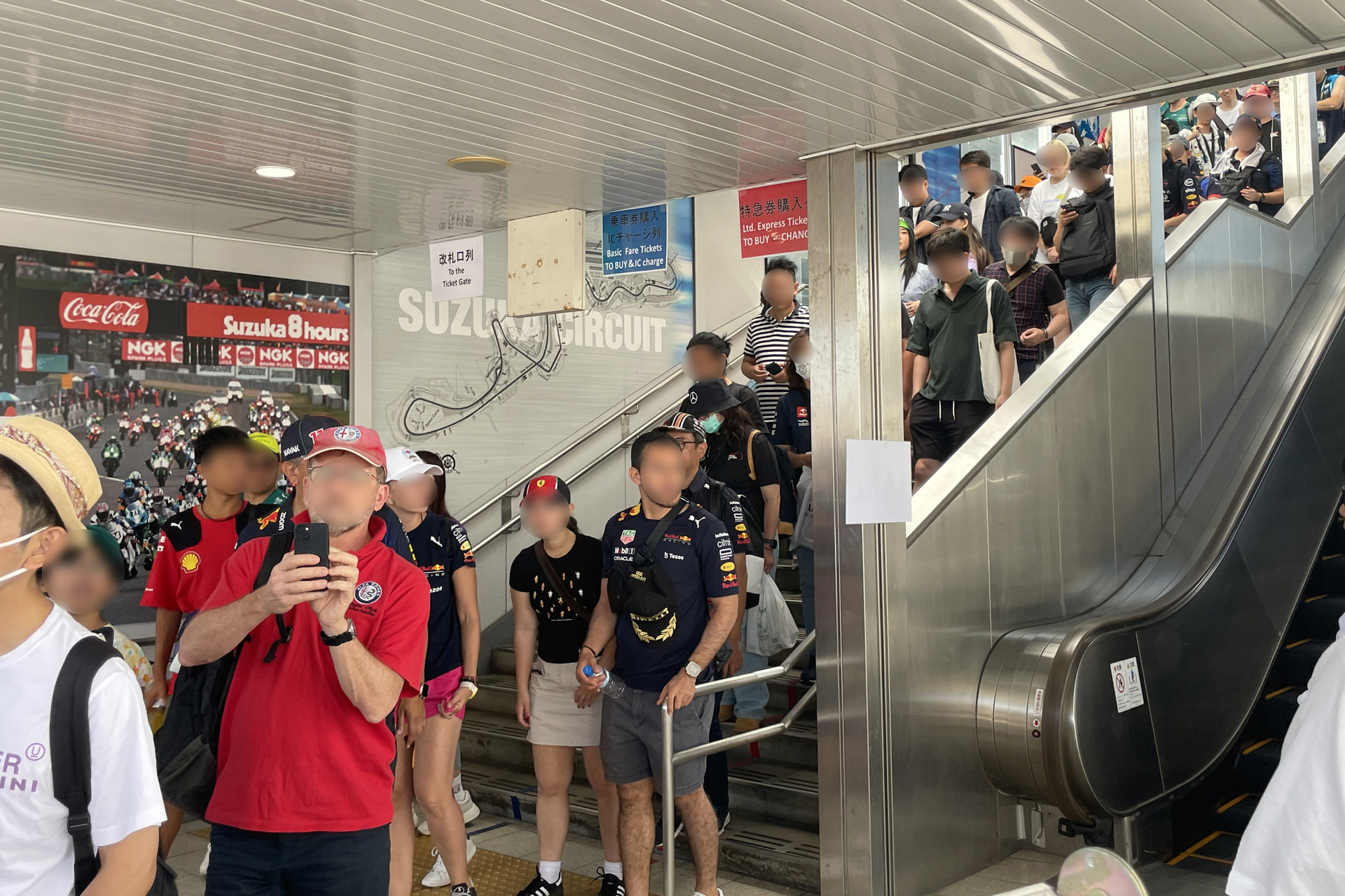 駅から出てくる階段の列