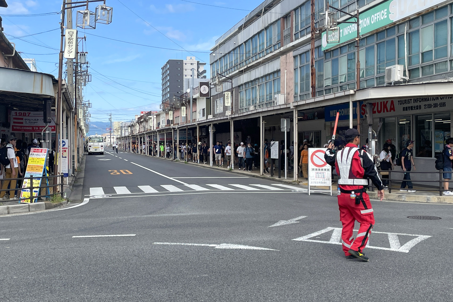 ぐるーーーと回ってロータリーの端の交差点に戻る
