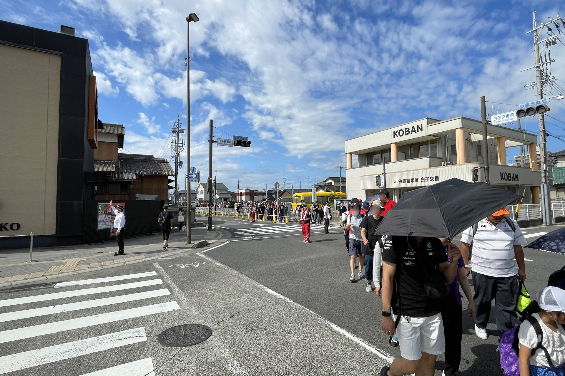 交番から駅のロータリーへ