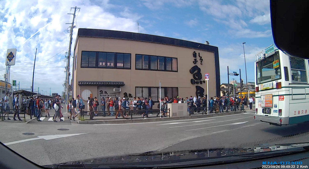 ロータリーに入る9時49分のドライブレコーダーの映像。左から右へ進み、魚民の前で折り返し、左側の路地の駐輪場に沿って遠くの公園まで列が続いている