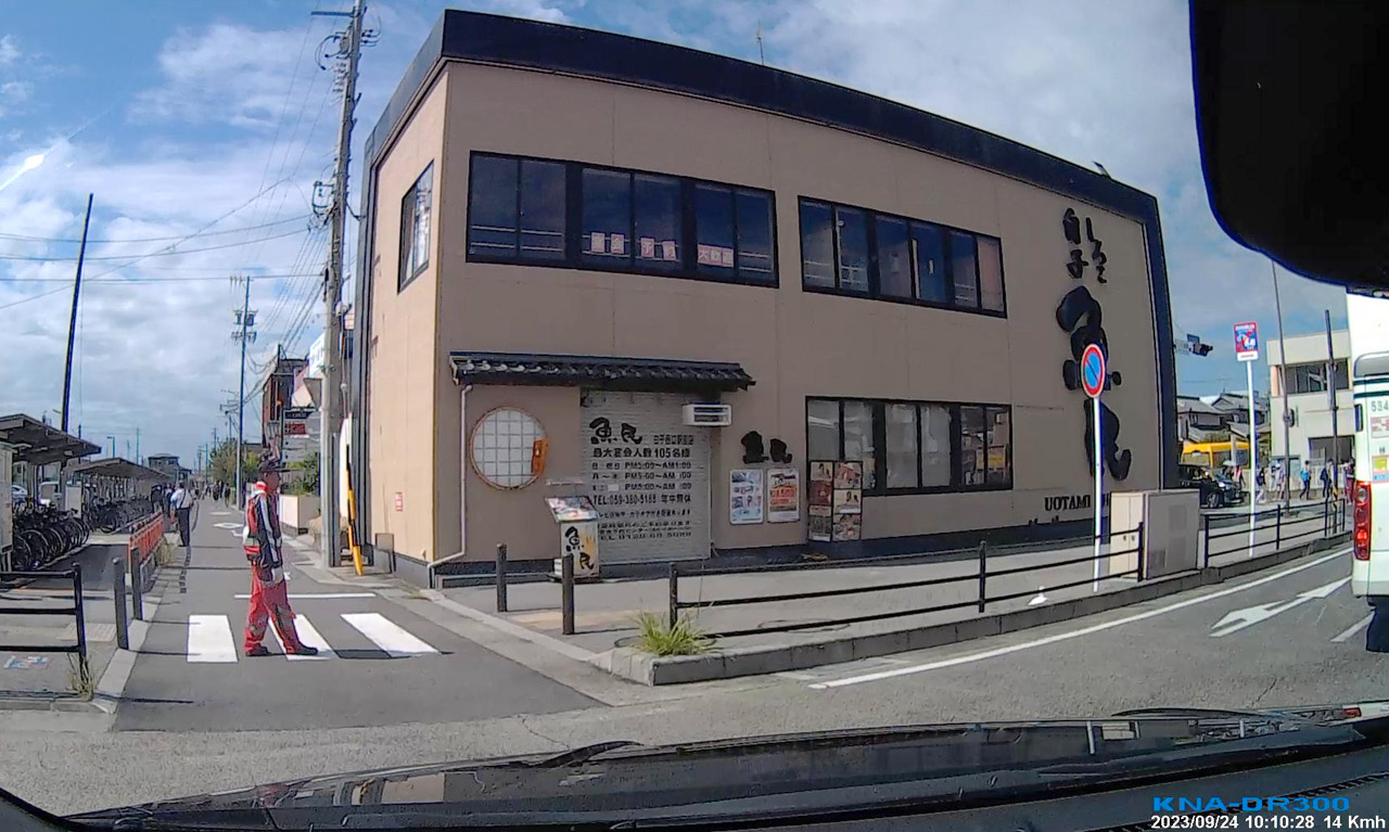 ロータリーを出る10時10分の映像。列の最後尾は駐輪場のはるか先