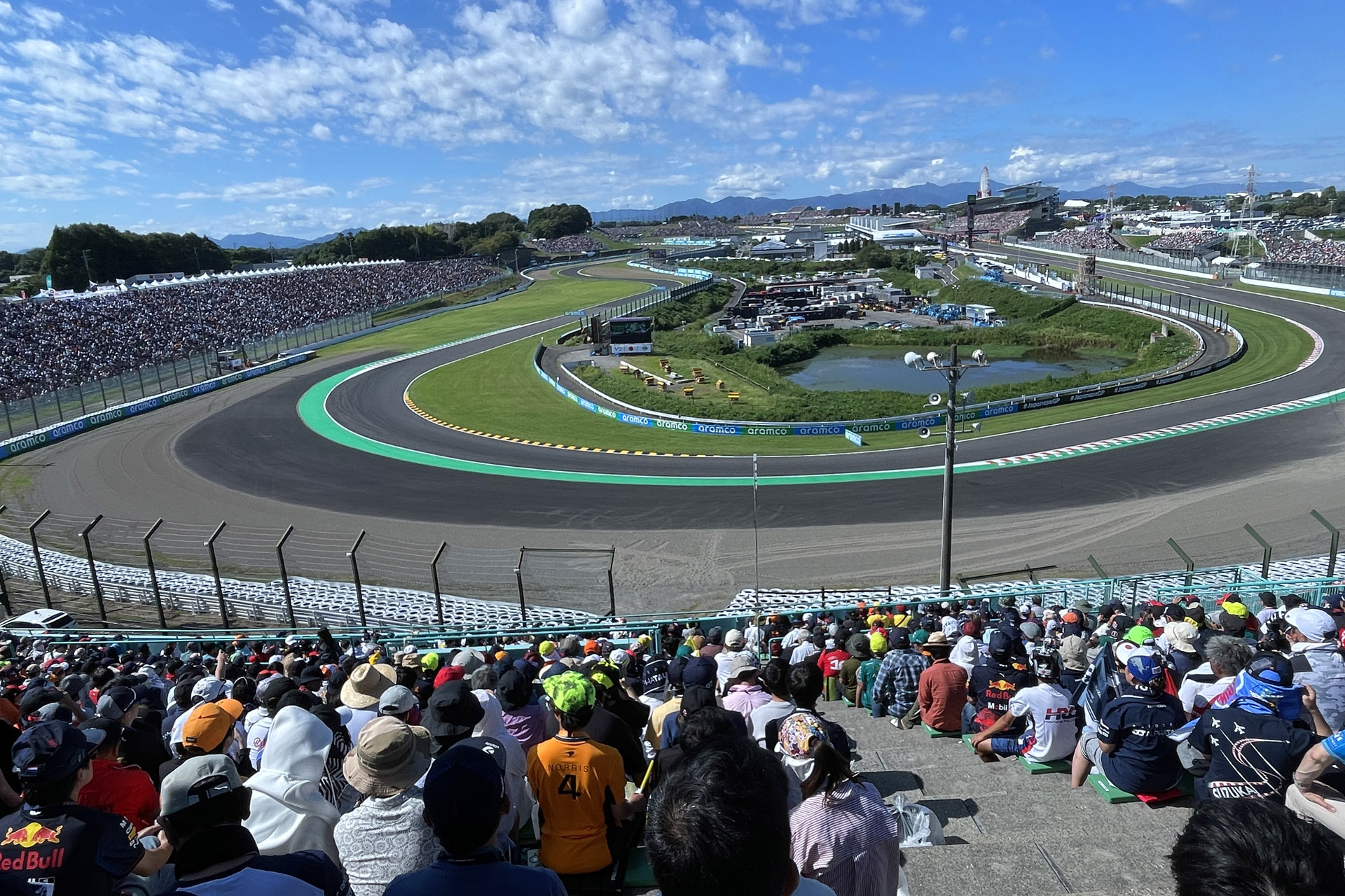 東コースのスタンドは人で埋まっていた