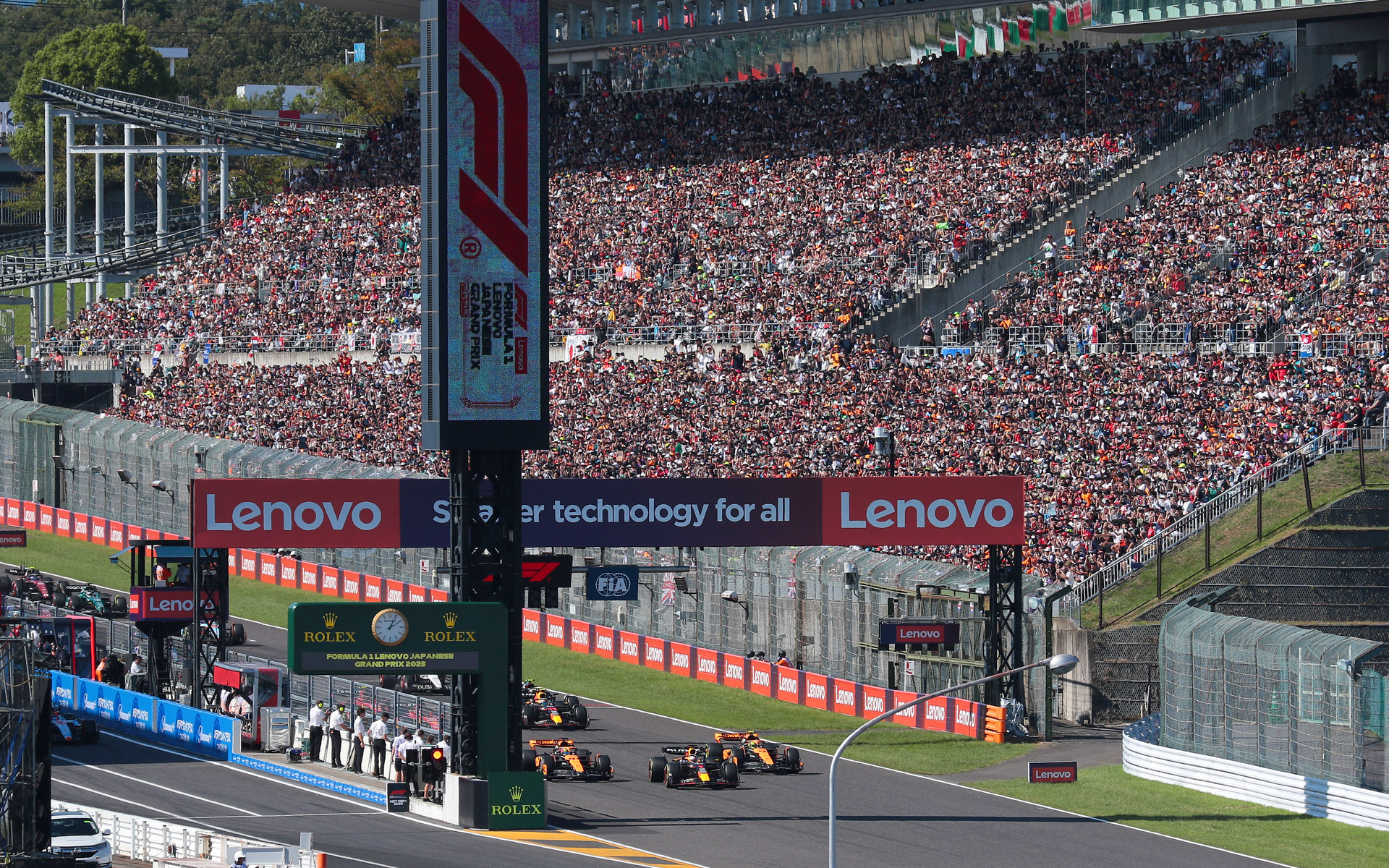 焦点距離227mm、シャッター速度1/500秒でグランドスタンドを入れて撮影